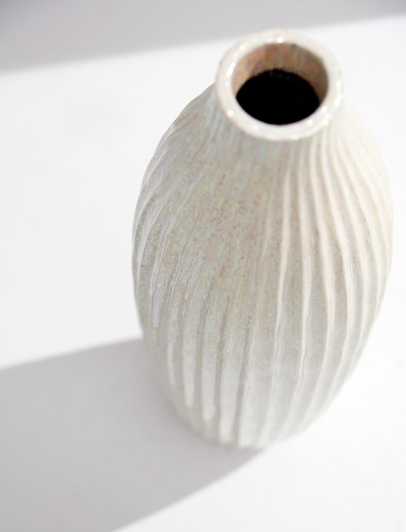 Zeitgenössische weiße Perlmutt-Kunstobjekt-Vase 13 (21. Jahrhundert und zeitgenössisch) im Angebot