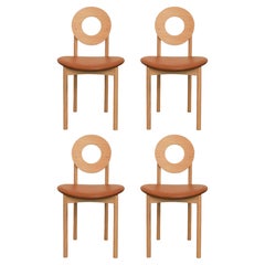 Ensemble de quatre chaises de salle à manger Dumick contemporaines en chêne blanc et cuir italien