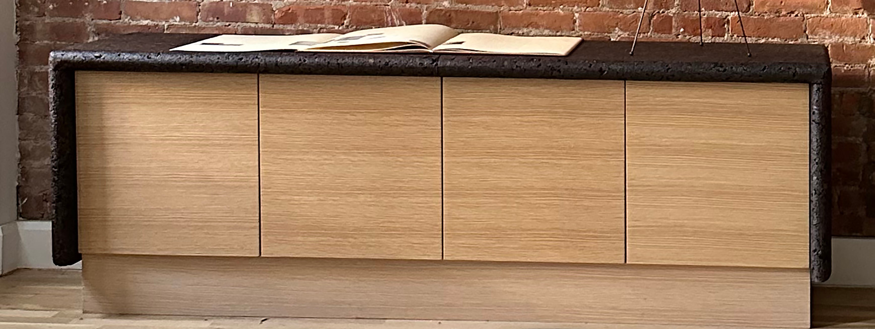 Crédence contemporaine en liège et chêne blanc Buffet Rangement par Studio Melrose