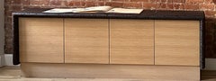 Crédence contemporaine en liège et chêne blanc Buffet Rangement par Studio Melrose