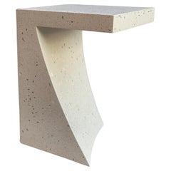 Table d'appoint contemporaine en plâtre blanc Sculpture par Studio Melrose