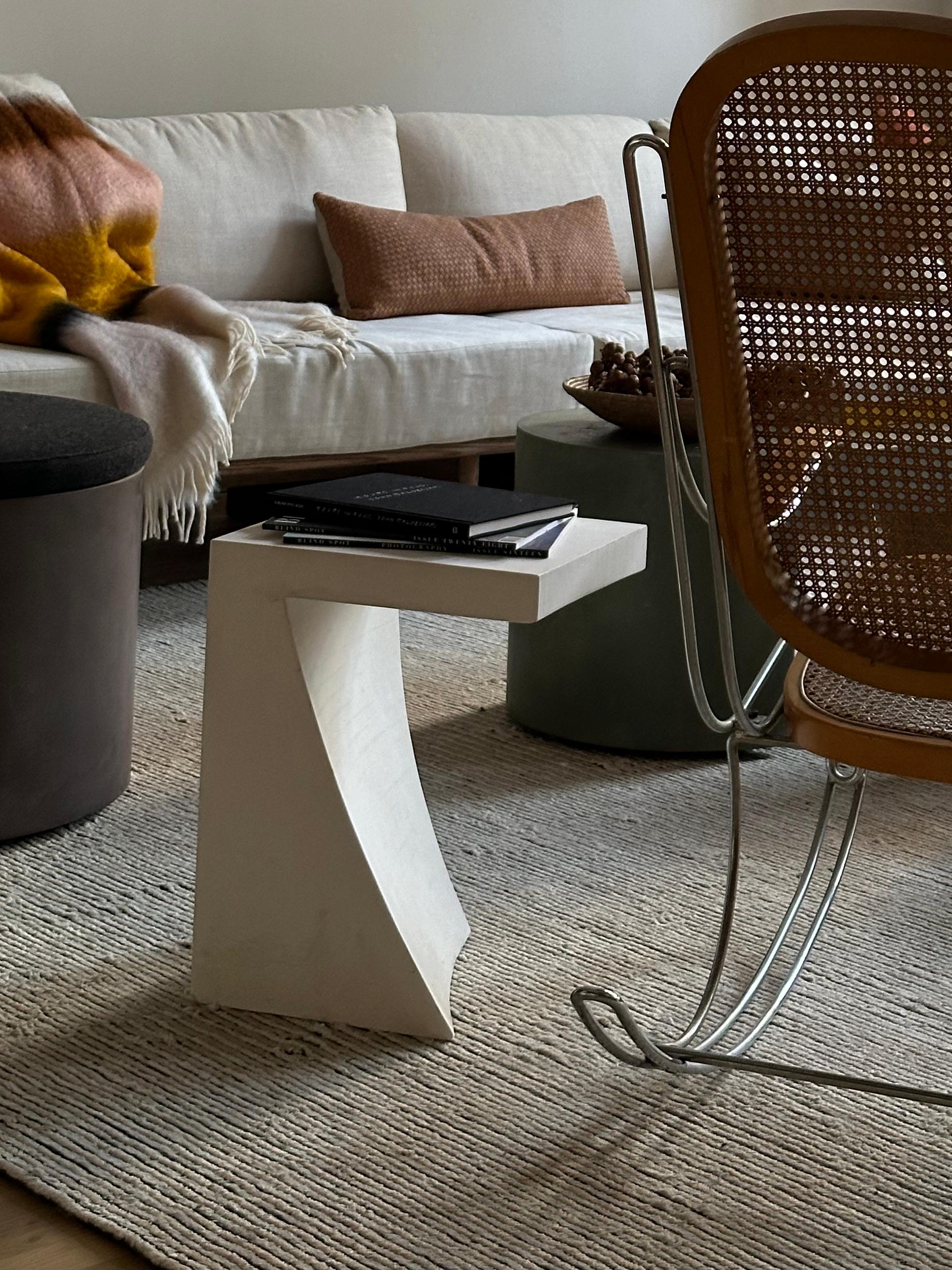 Escultura contemporánea de mesa auxiliar de escayola blanca de Studio Melrose en Nuevo estado para la venta en Brooklyn, NY