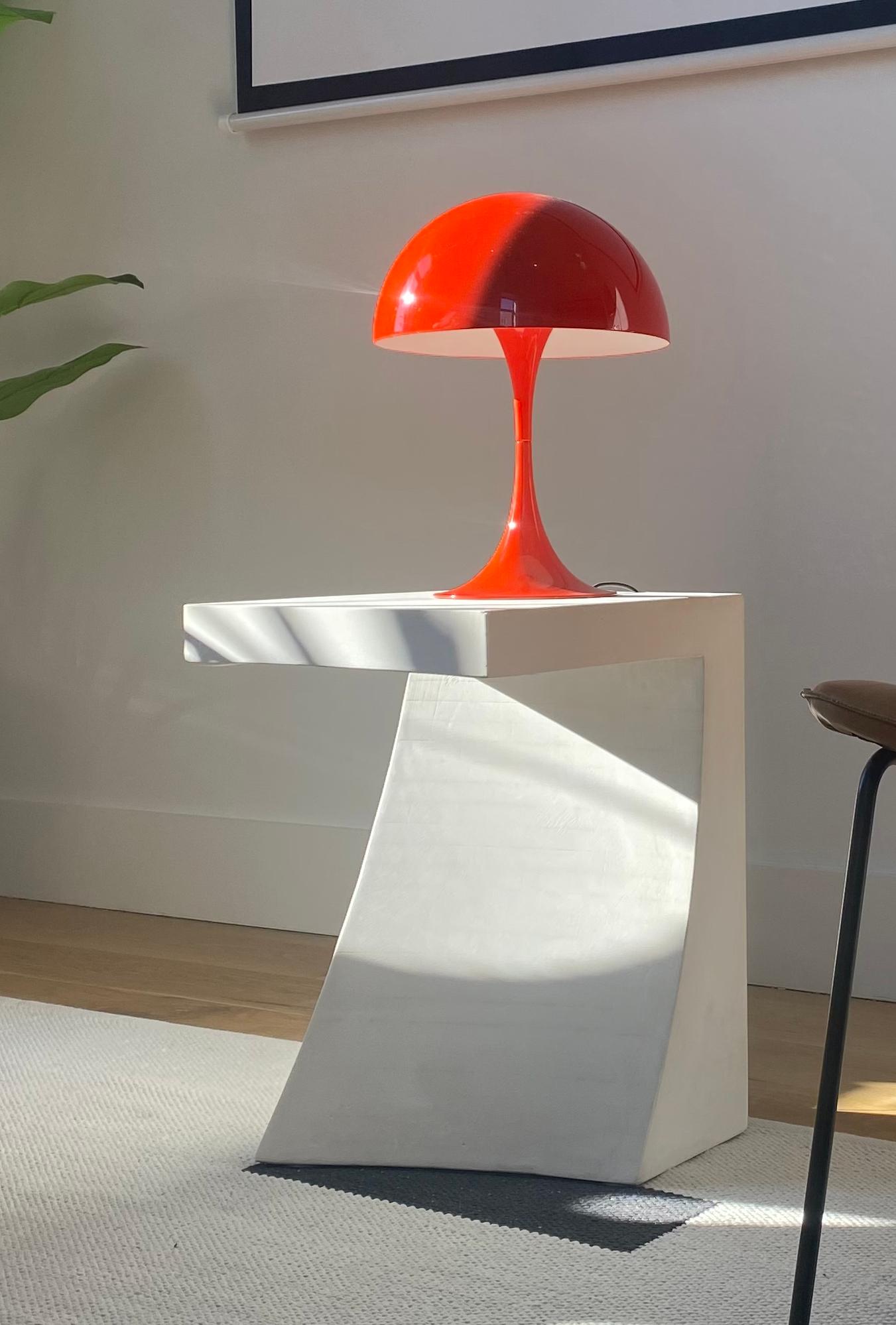 Escultura contemporánea de mesa auxiliar de escayola blanca de Studio Melrose Siglo XXI y contemporáneo en venta