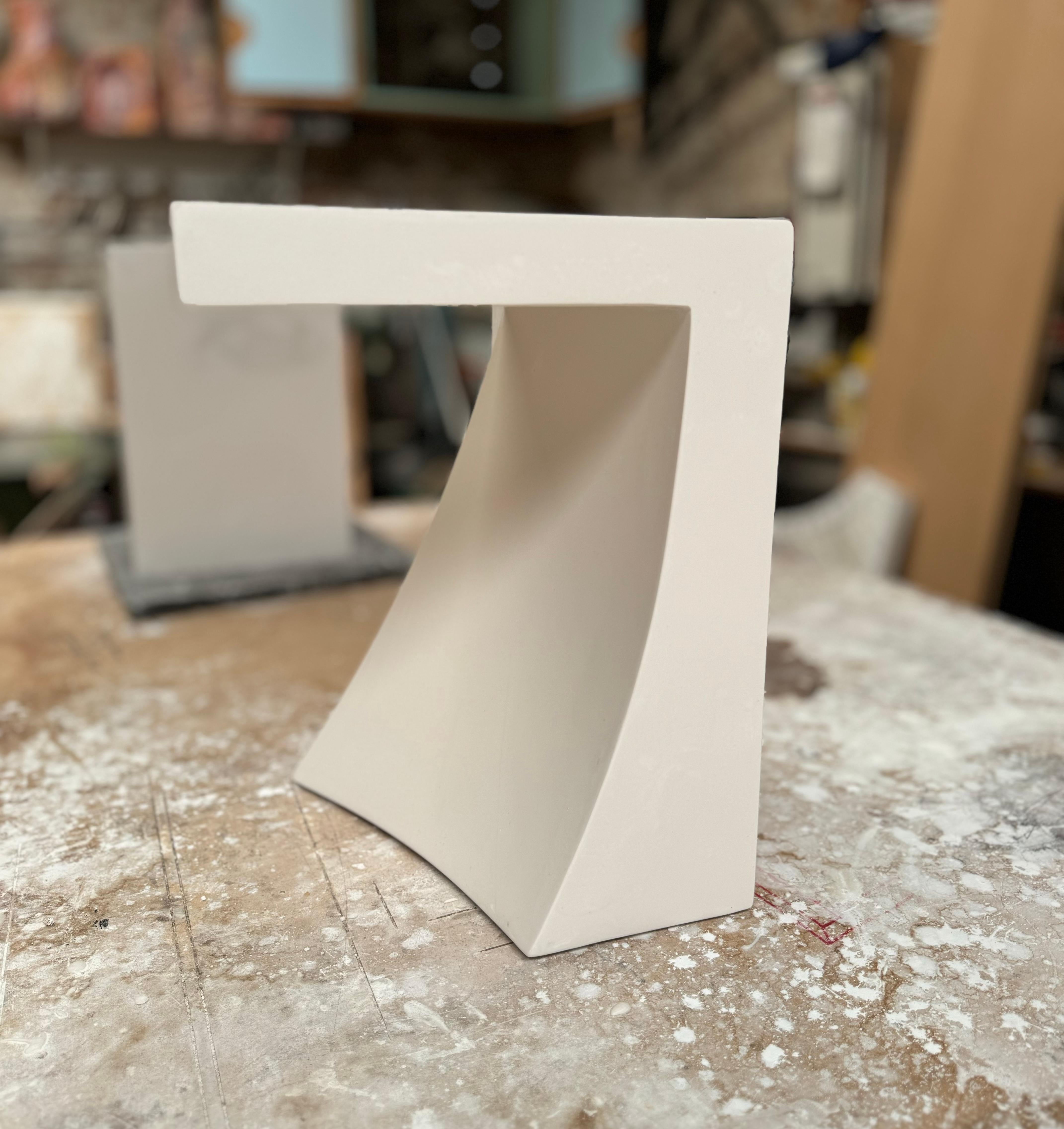 Escultura contemporánea de mesa auxiliar de escayola blanca de Studio Melrose en venta 2