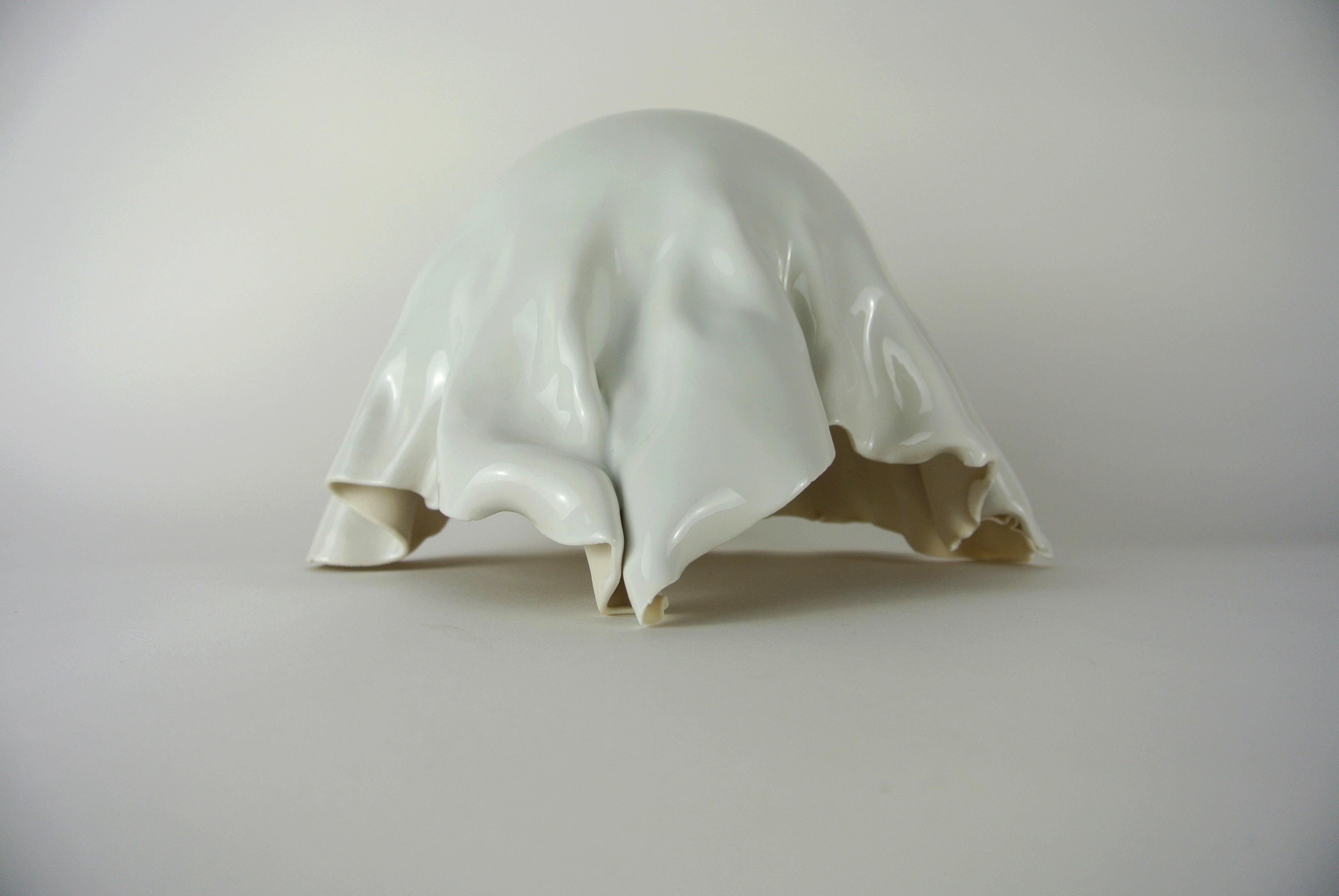 Objeto contemporáneo de porcelana blanca con esmalte blanco brillante hecho a mano por la artista danesa Christine Roland. 
Un objeto plegado único, esmaltado sólo por fuera.
 