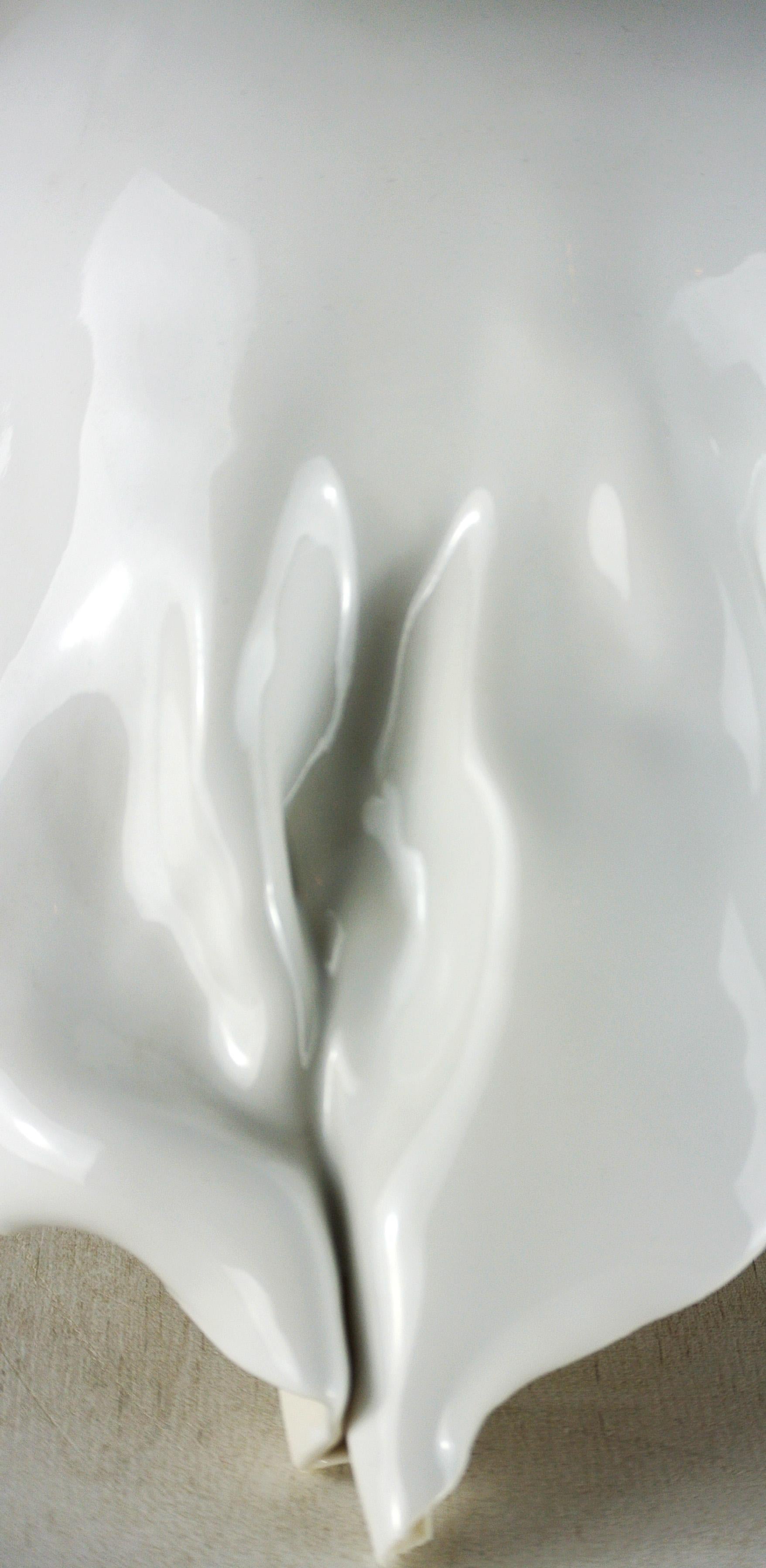 Zeitgenössisches weißes Porzellanobjekt der dänischen Künstlerin Christine Roland (Handgefertigt) im Angebot