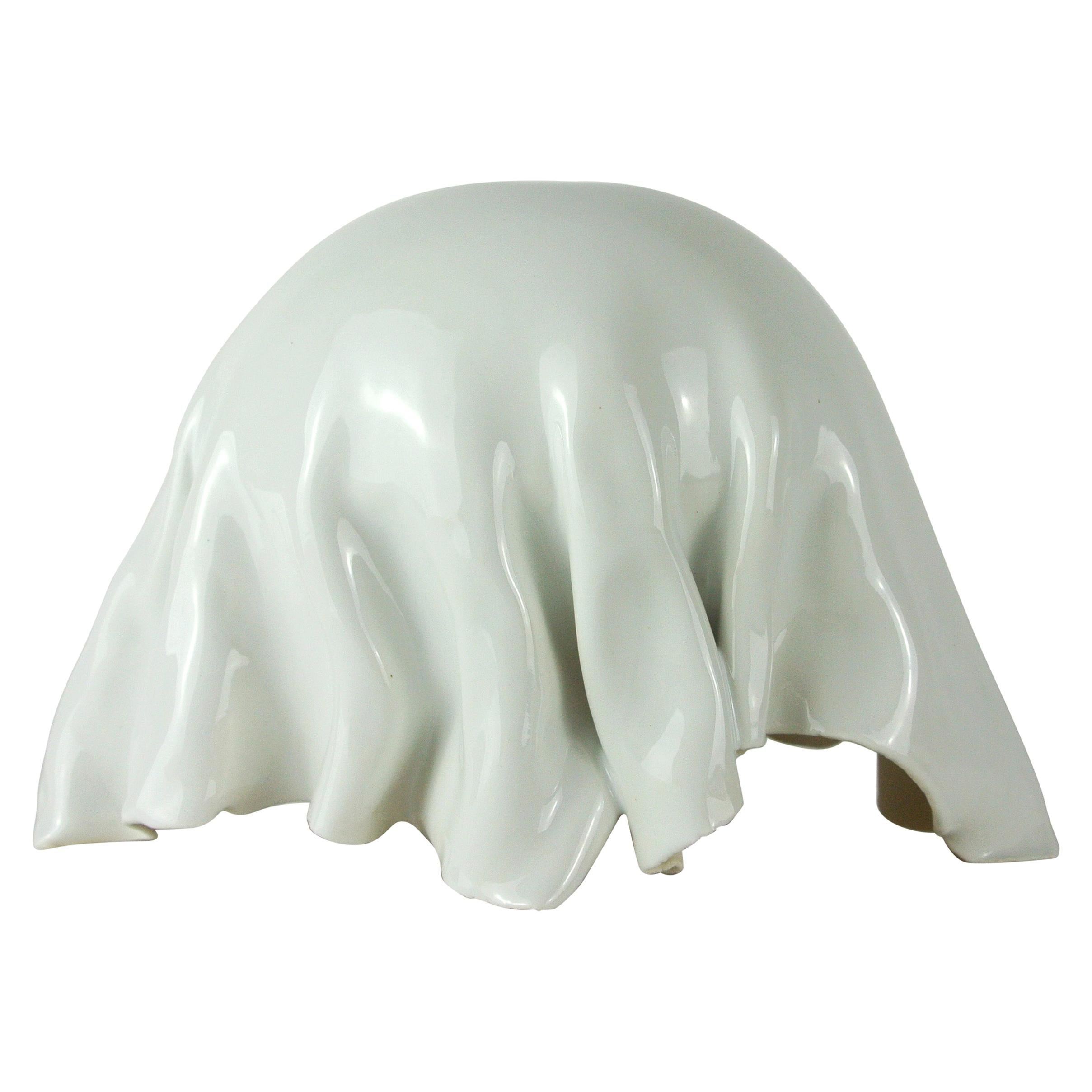 Objeto contemporáneo de porcelana blanca de la artista danesa Christine Roland