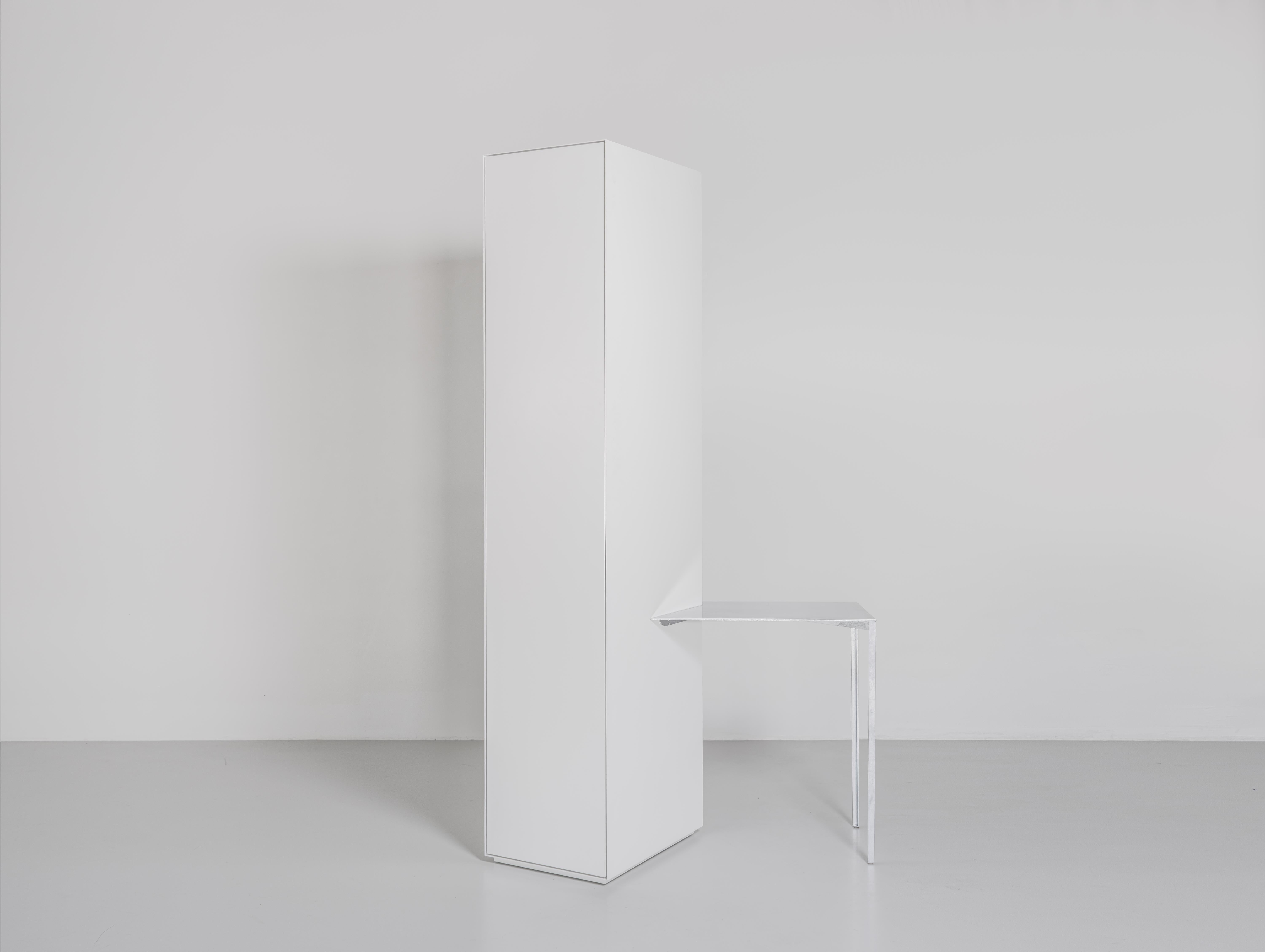 Allemand Armoire d'appoint contemporaine en acier blanc poudré Sam Chermayeff en vente