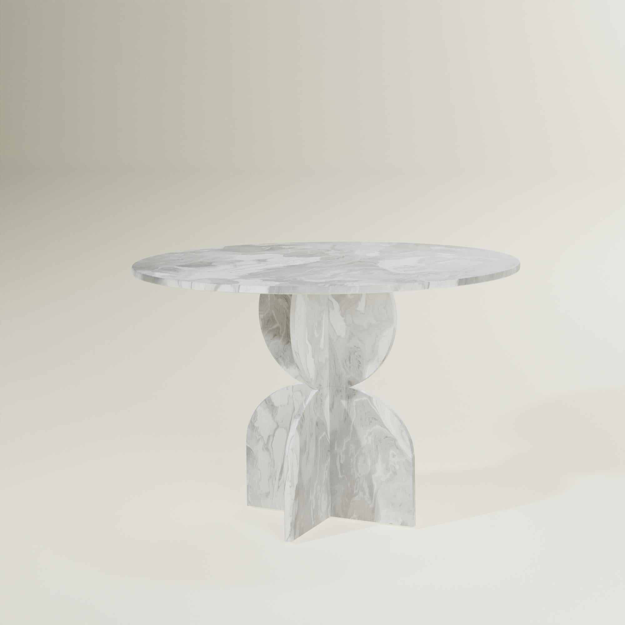 Table ronde blanche et grise contemporaine fabriquée à la main en plastique 100% recyclé par Anqa Studios
Des conversations incroyables ont lieu autour de tables incroyables. La table ronde ANQA Studios est une table de forme géométrique dont le