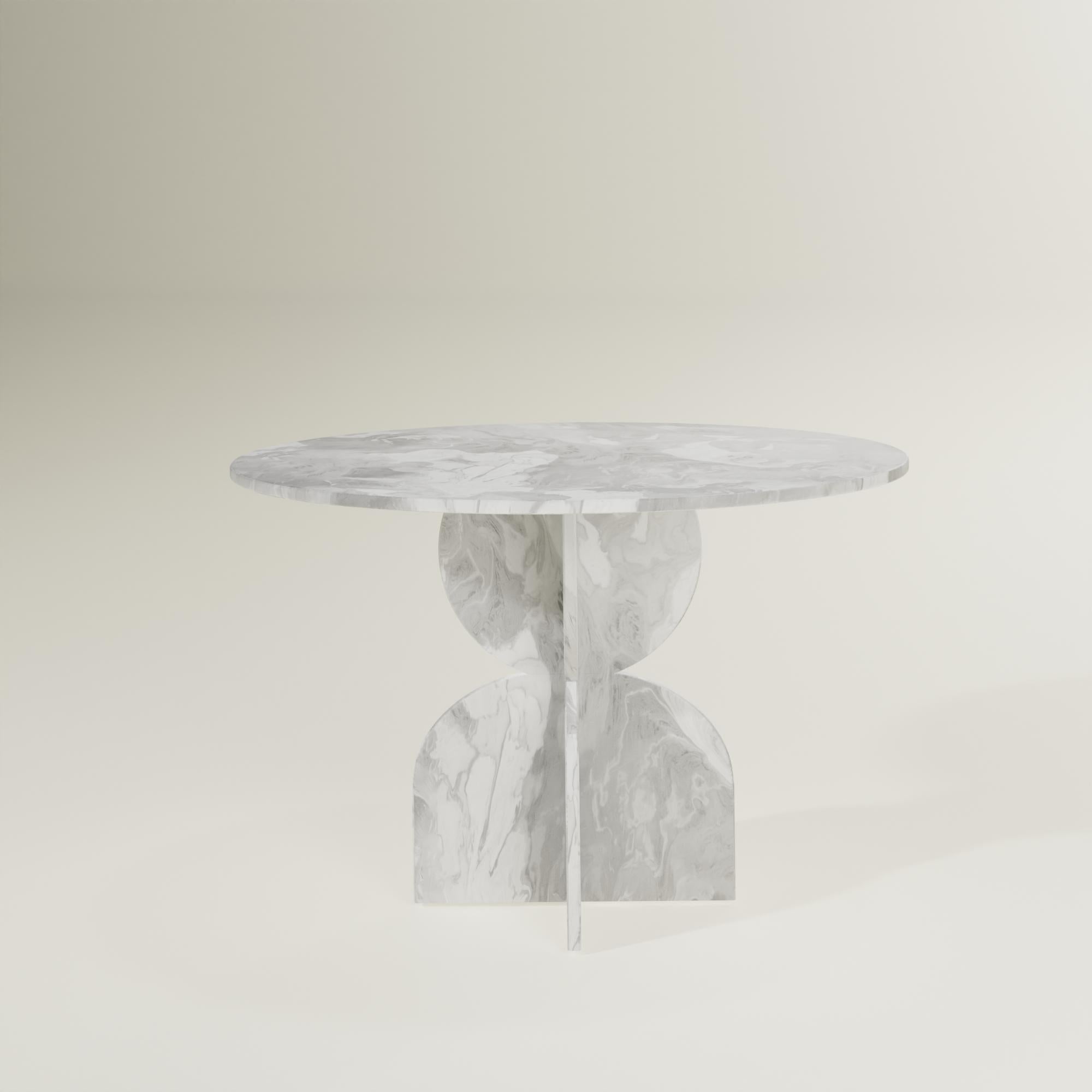 Zeitgenössischer weißer runder Tisch, handgefertigt aus 100 % recyceltem Kunststoff von Anqa Studios (Niederländisch) im Angebot