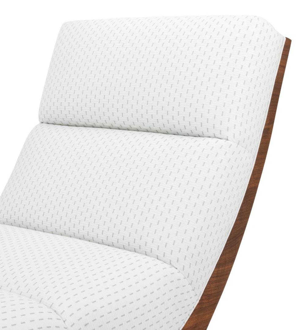 Pantoufle contemporaine en tissu blanc, sur une structure en noyer et quatre pieds fuselés. 36
