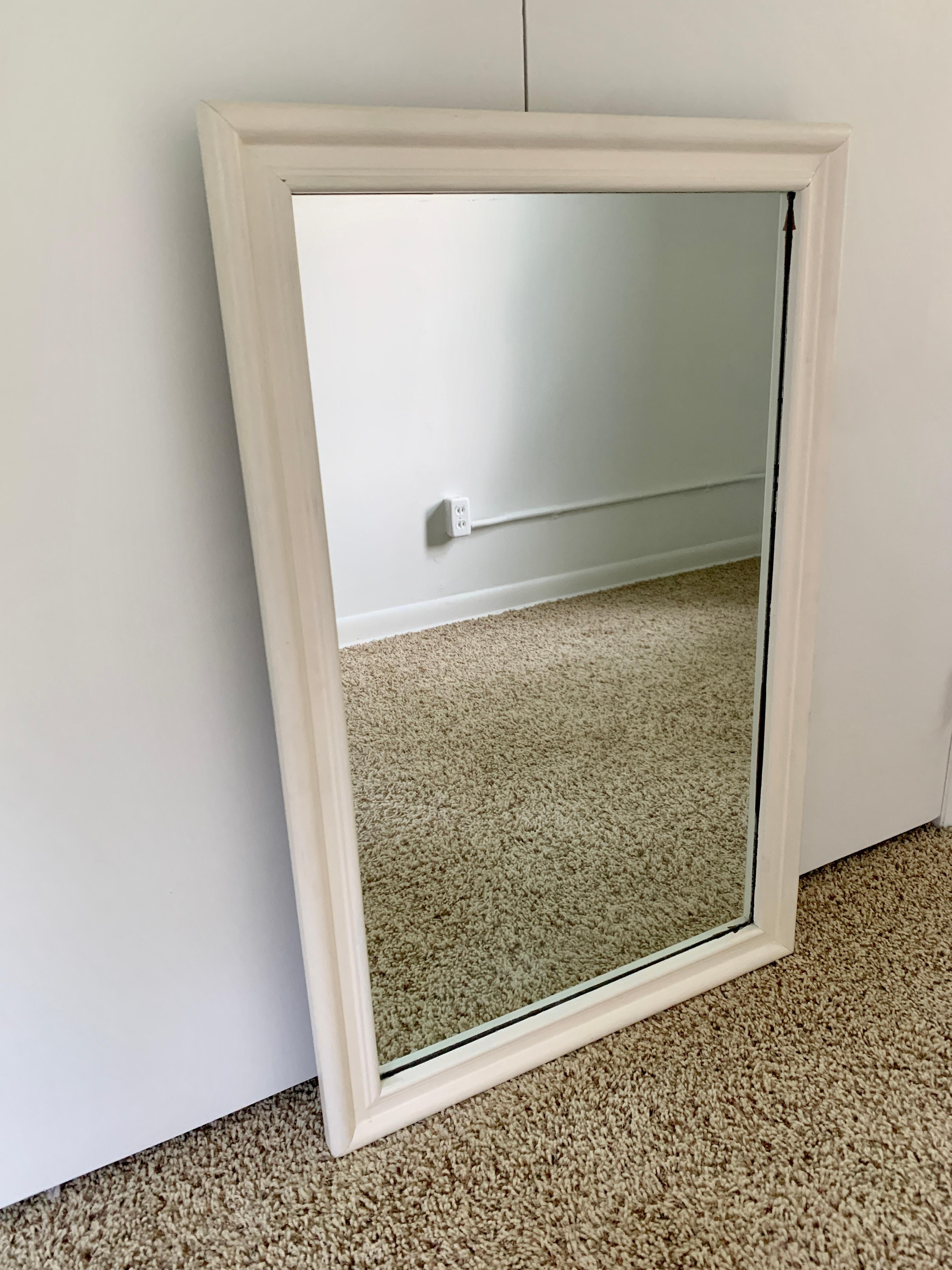 Magnifique miroir mural contemporain avec cadre peint en blanc.

États-Unis, fin du 20e siècle

Dimensions : 26,5 