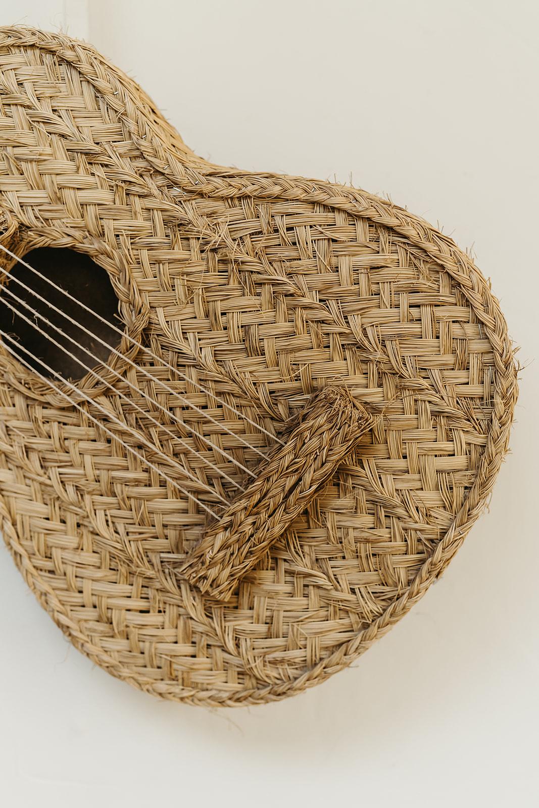 contemporary wicker guitar ...  In New Condition For Sale In Brecht, BE