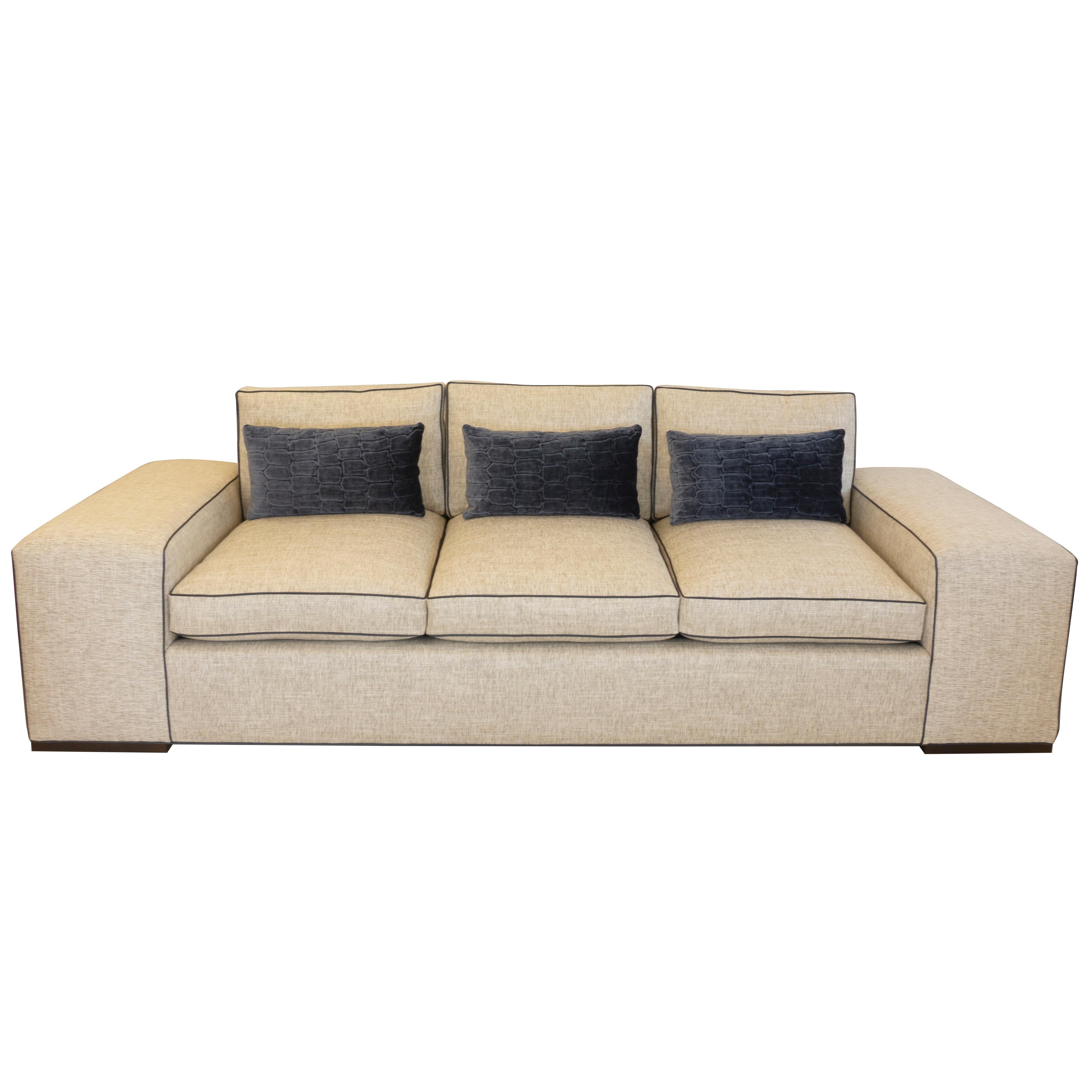 Großes modernes Sofa mit breiter Armlehne (Moderne) im Angebot