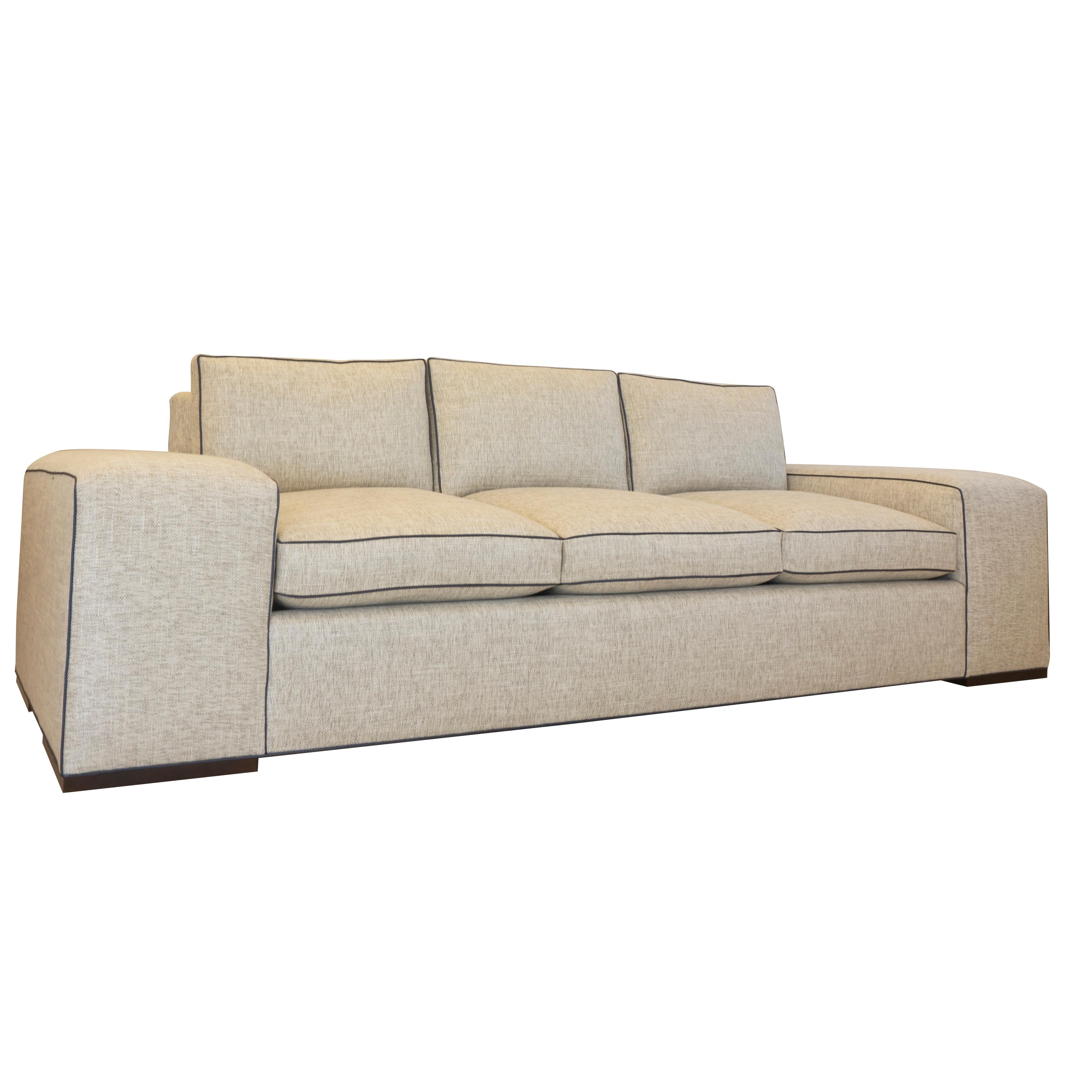 Großes modernes Sofa mit breiter Armlehne im Zustand „Hervorragend“ im Angebot in Greenwich, CT