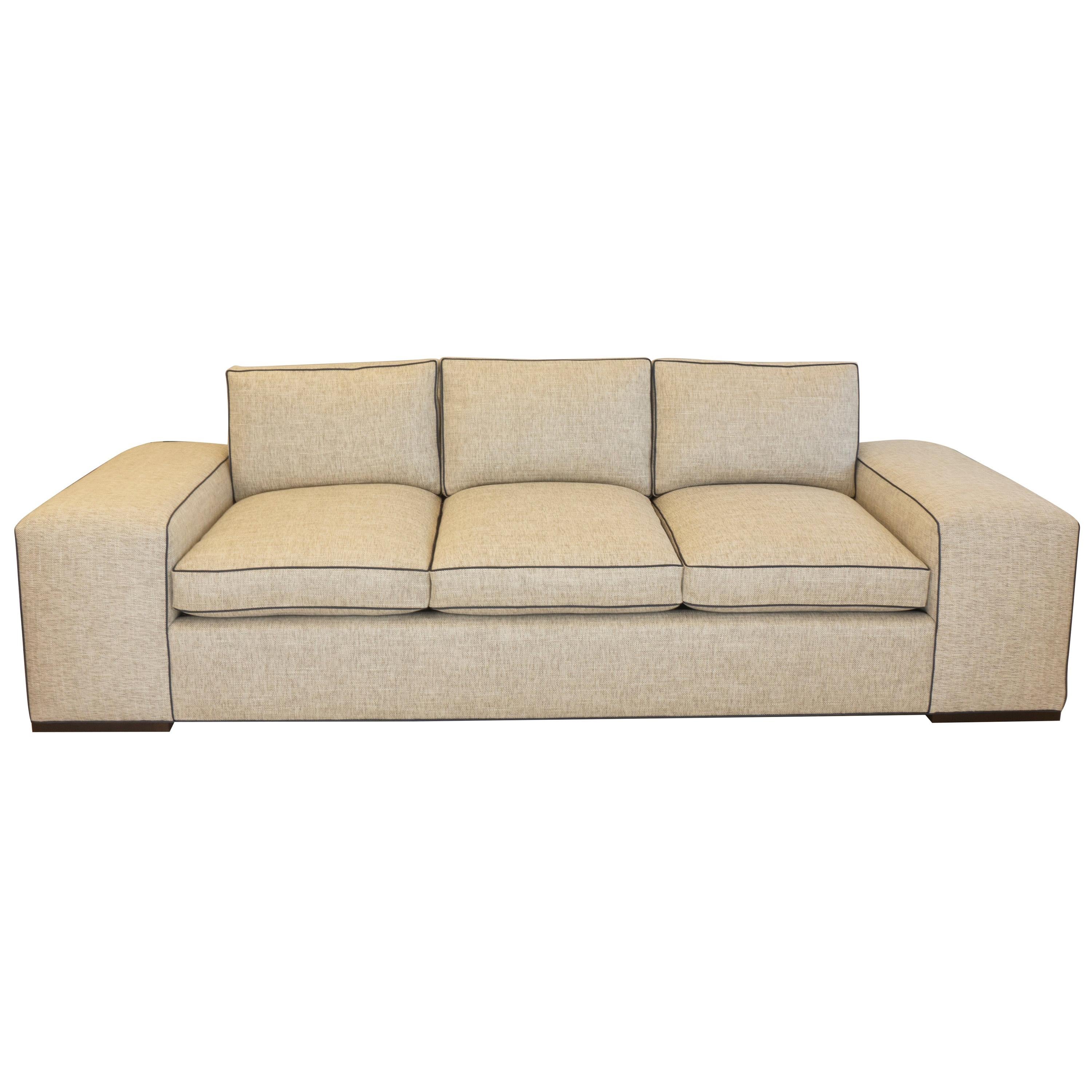 Großes modernes Sofa mit breiter Armlehne im Angebot