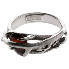Anillo Contemporáneo Rosa Salvaje de Plata de Ley del Artista con Granate