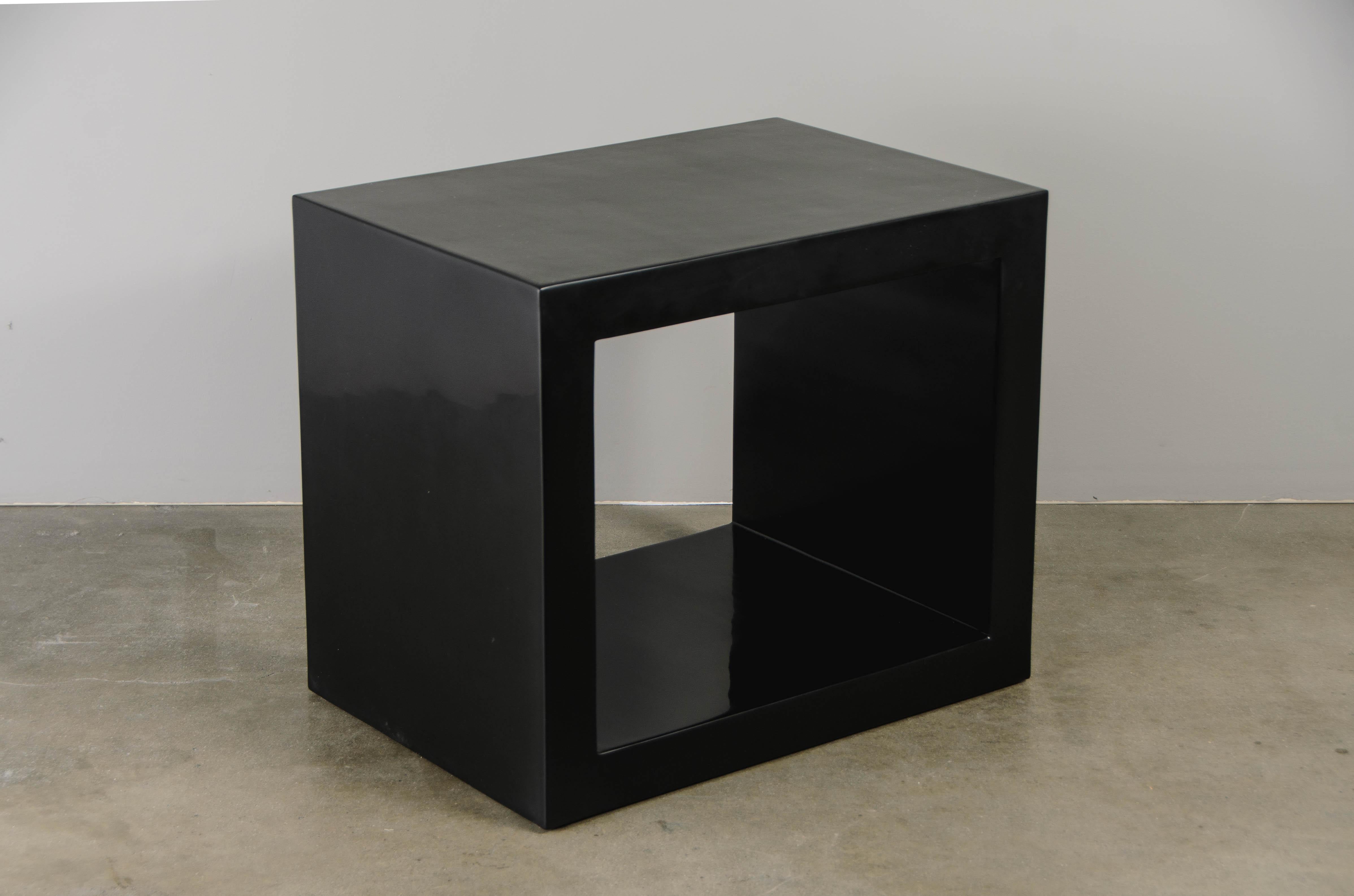 Zeitgenössischer Fenster-Beistelltisch in schwarzem Lack von Robert Kuo, limitierte Auflage (Handgefertigt) im Angebot