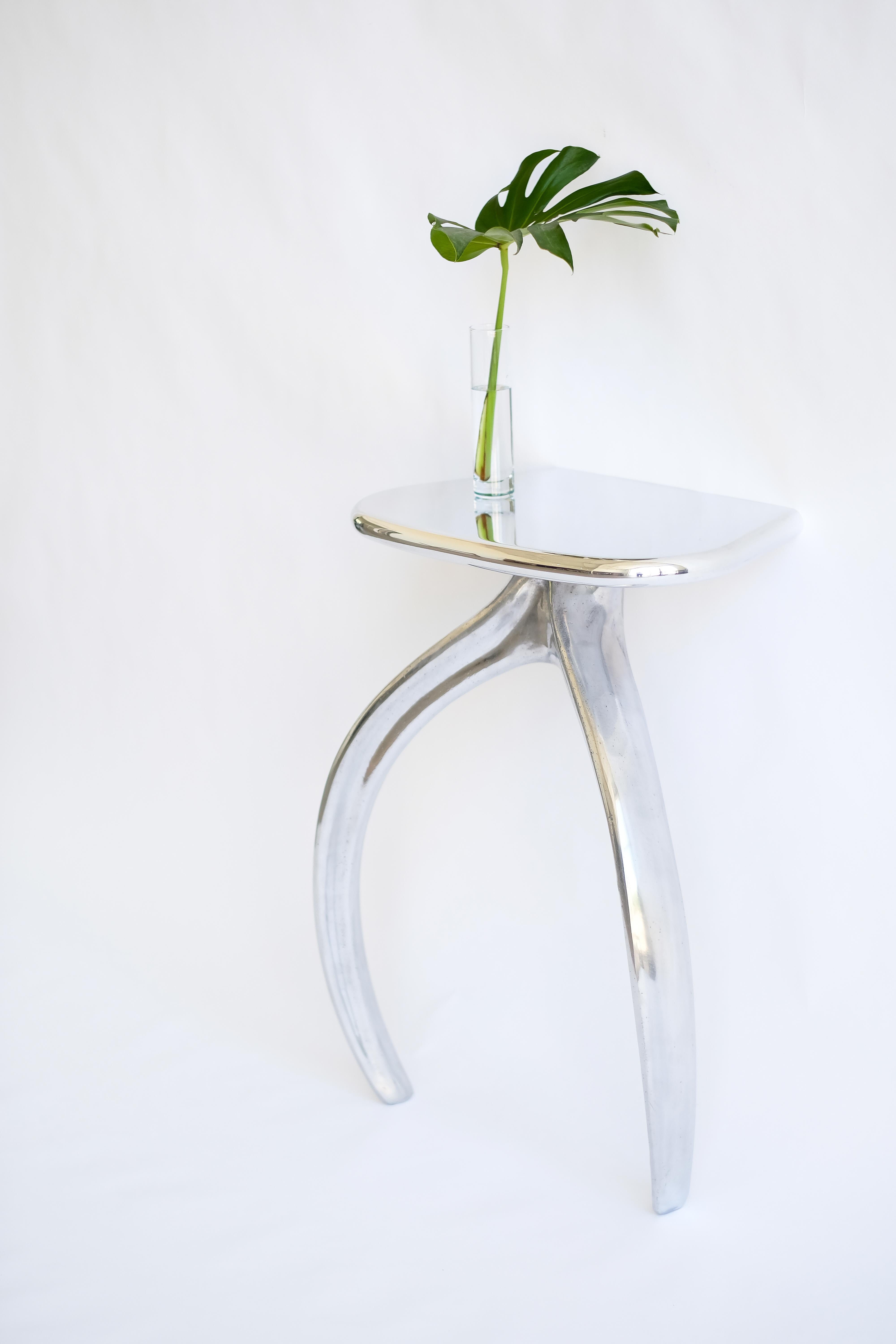 This design pairs STACKLAB’s signature Wishbone casting in aluminum or bronze with a matching milled aluminum or bronze
Demi-lune tabletop. The Wishbone series honours central-eastern Canada’s manufacturing heritage, the Wishbone is cast in sand-