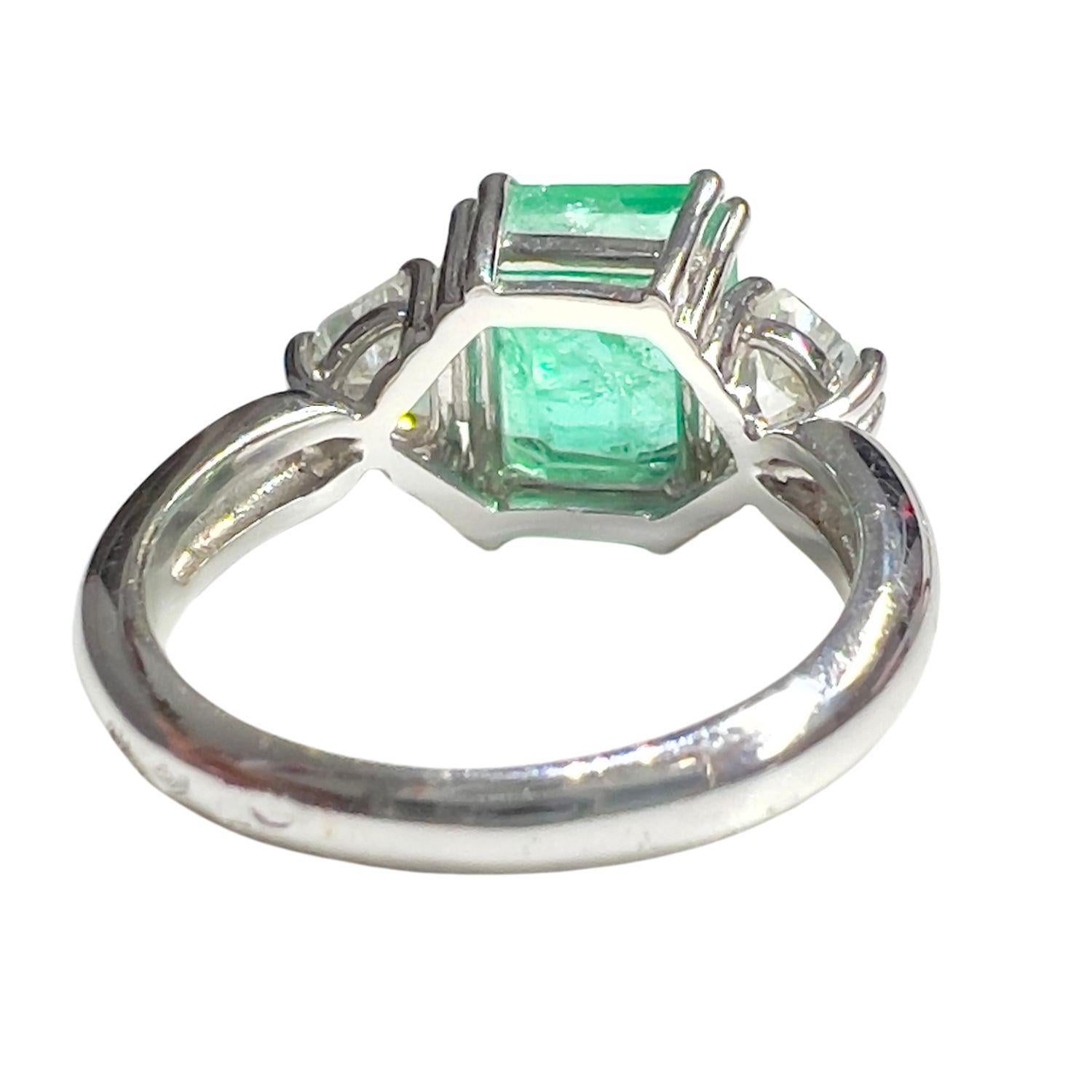 Contemporary ring from the 20th century, crafted in 18k white gold and featuring diamonds and emerald. 
Weighing 6.04 grams and sized at ES 13/ EU 53 / 6.5, this ring exudes modern elegance. 
The centerpiece boasts an emerald cut AA+ emerald