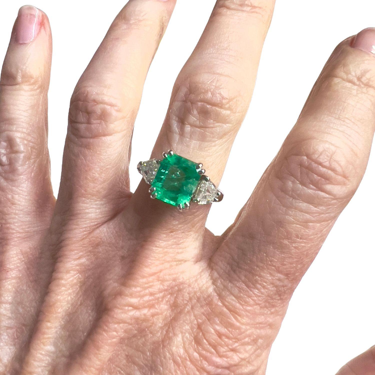 Contemporary Certified 0.80 carat Diamond and AA+ Emerald Cluster Ring For Sale