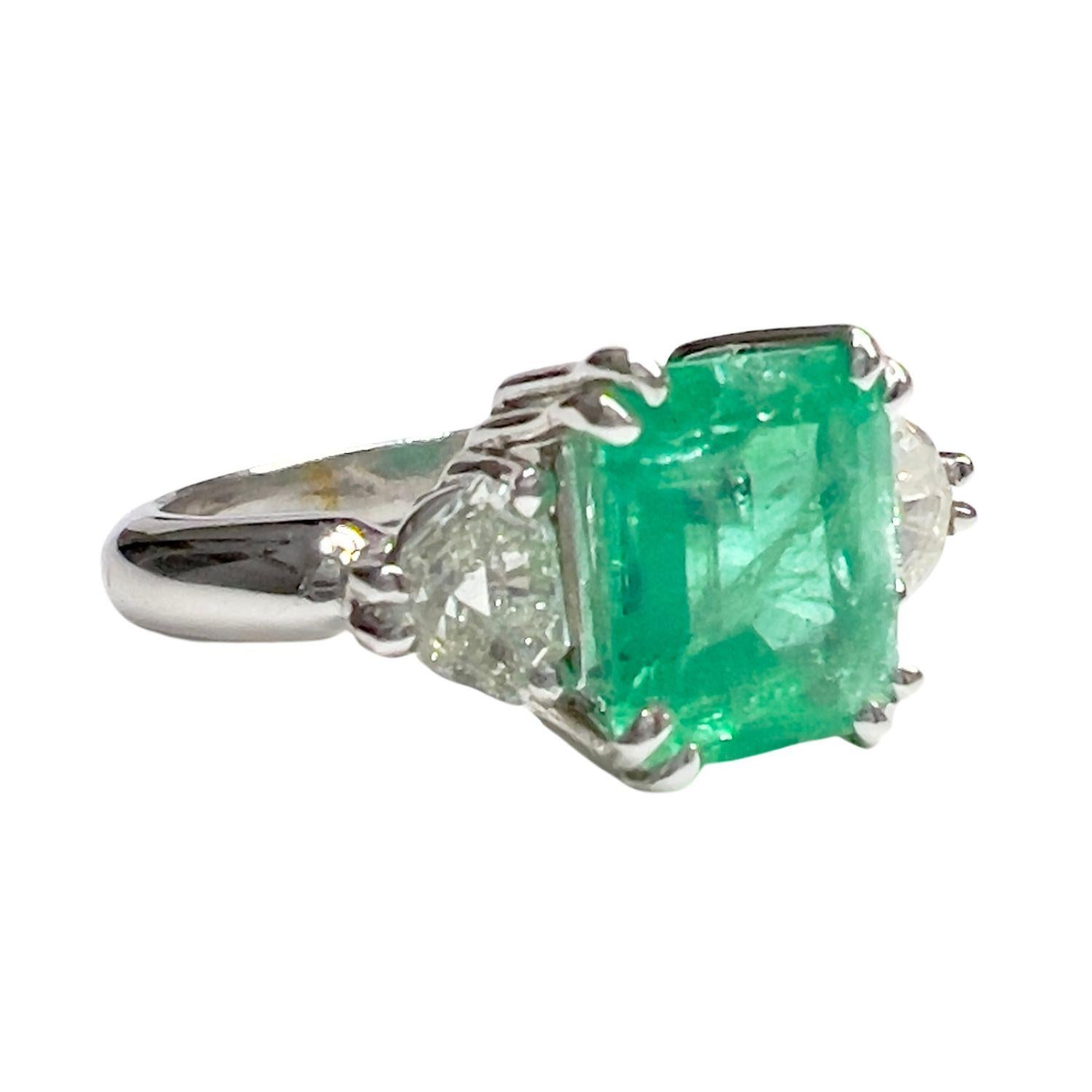 Contemporary with Diamonds and Emerald 18k White Gold Ring In Good Condition For Sale In MADRID, ES