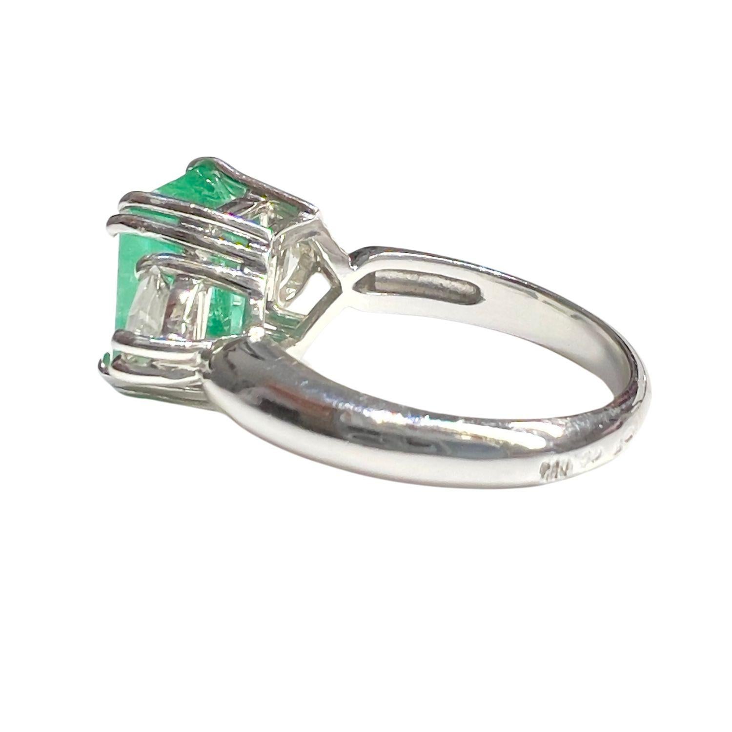Women's Contemporary with Diamonds and Emerald 18k White Gold Ring For Sale