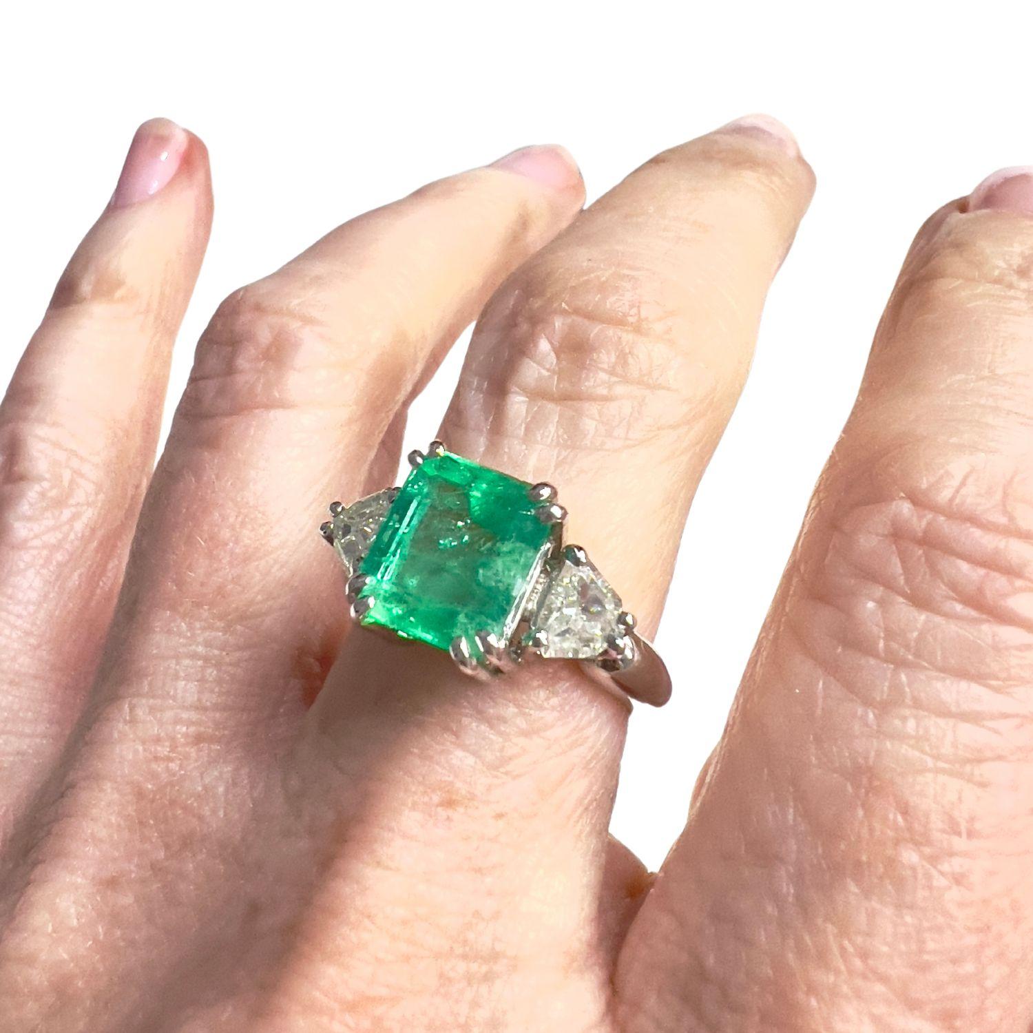 Contemporary with Diamonds and Emerald 18k White Gold Ring For Sale 2