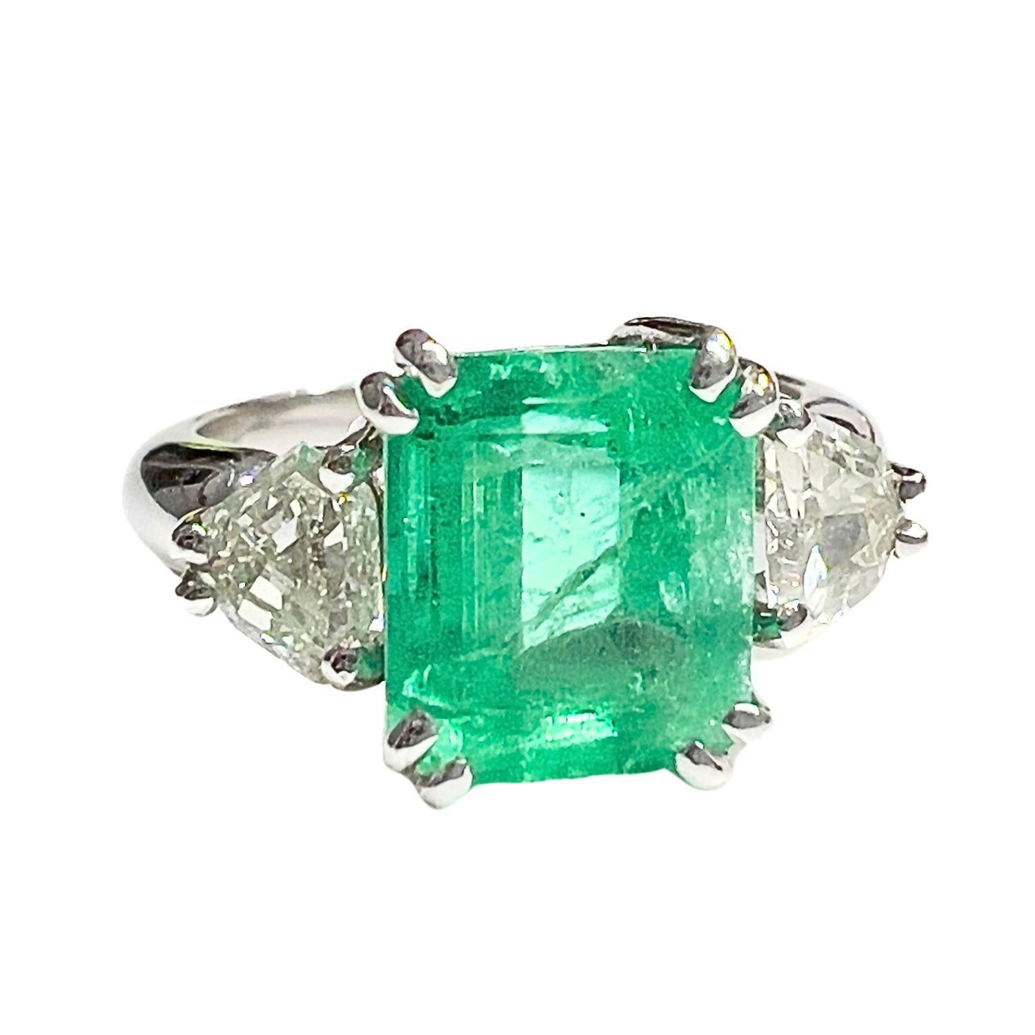 Contemporary with Diamonds and Emerald 18k White Gold Ring For Sale 3