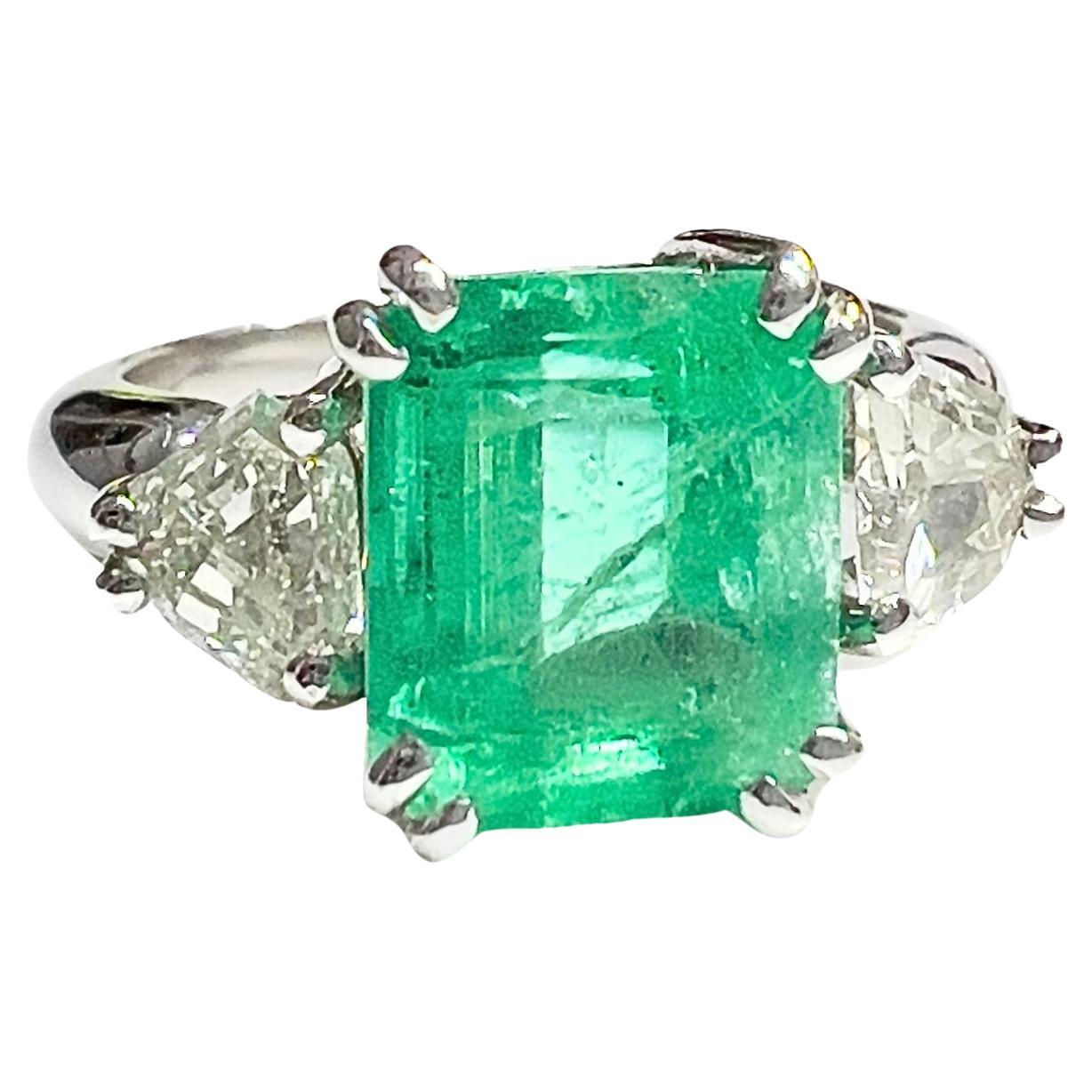 Contemporary with Diamonds and Emerald 18k White Gold Ring For Sale