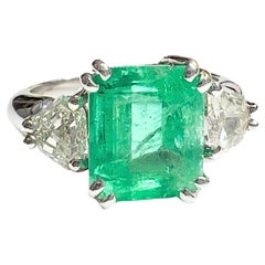 Vintage Contemporary with Diamonds and Emerald 18k White Gold Ring