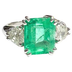 Bague grappe de diamants certifiés 0,80 carat et émeraudes AA+