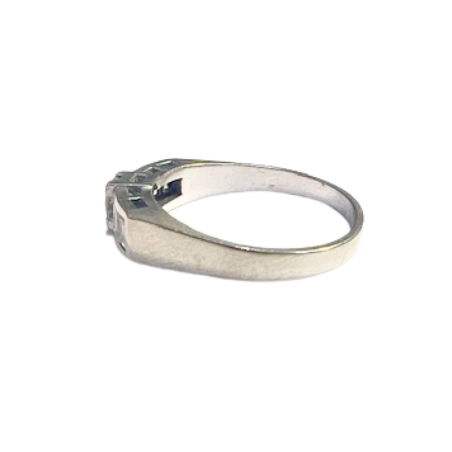 Contemporary with Diamonds  White Gold Ring In Good Condition For Sale In MADRID, ES