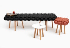 Zeitgenössische Holzbank, handgewebte Polsterung, „Trama“, schwarz