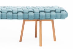 Banc en bois contemporain, tissu d'ameublement tissé à la main, « Trama », bleu