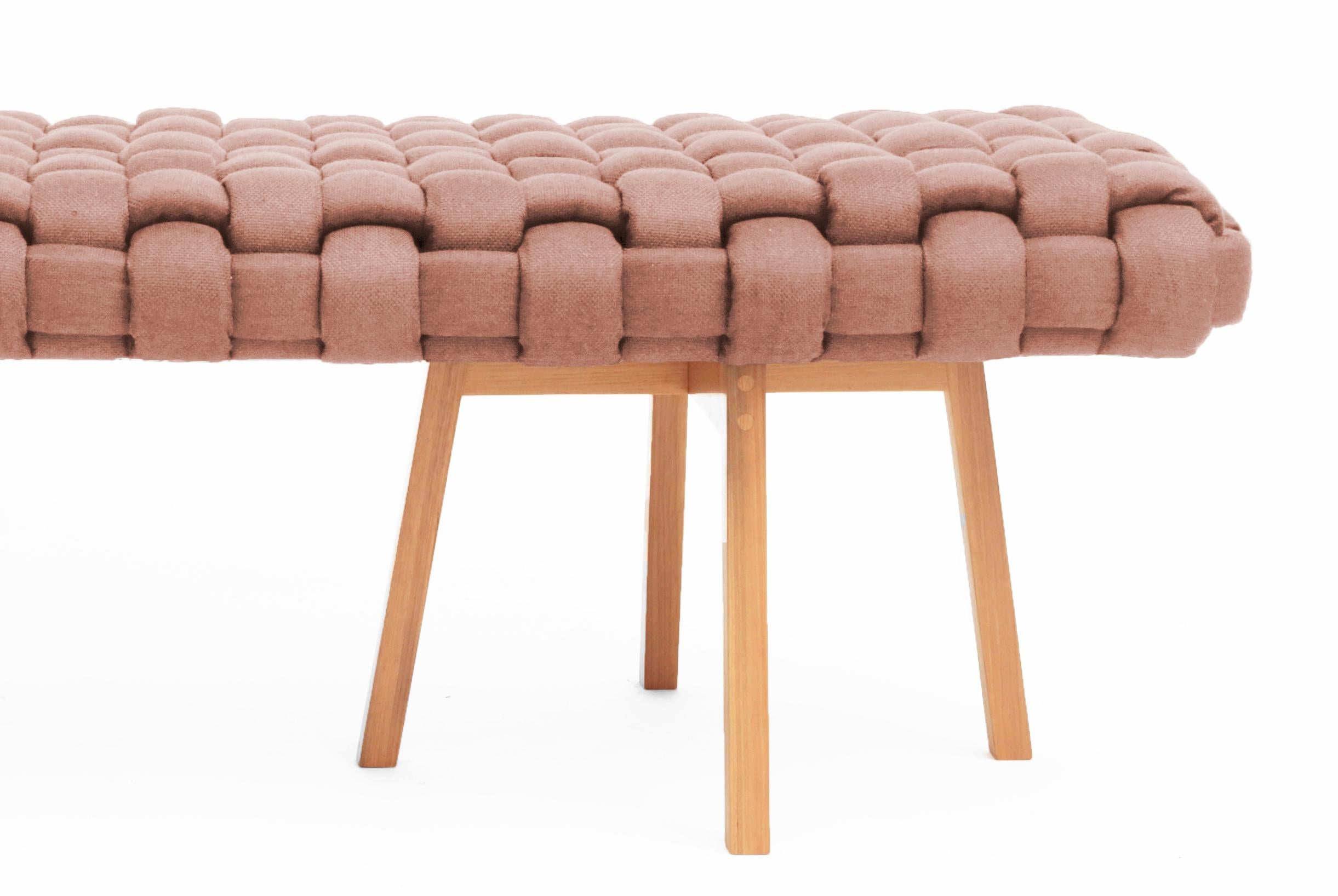 Brésilien Banc en bois contemporain, tissu d'ameublement tissé à la main, « Trama », rose en vente