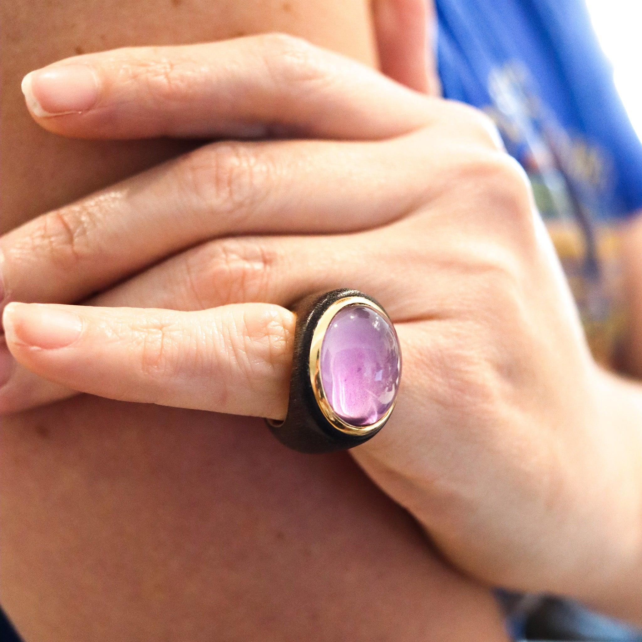 Un anillo contemporáneo de palisandro.

Se trata de un anillo de cóctel contemporáneo fabricado en Italia con piezas talladas en madera de palisandro natural y oro amarillo macizo de 18 quilates con acabado muy pulido. El anillo tiene un ajuste