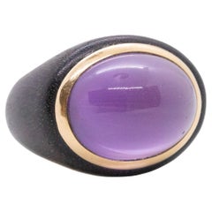 Anello da cocktail CONTEMPORANEO Wood in oro 18Kt con quarzo lavanda e giada da 18,32 carati