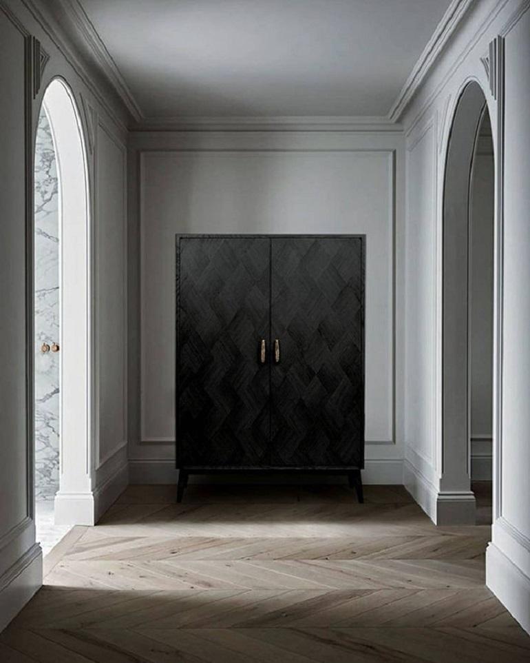 Bois Cabinet contemporain en placage de bois avec poignées en bronze en vente