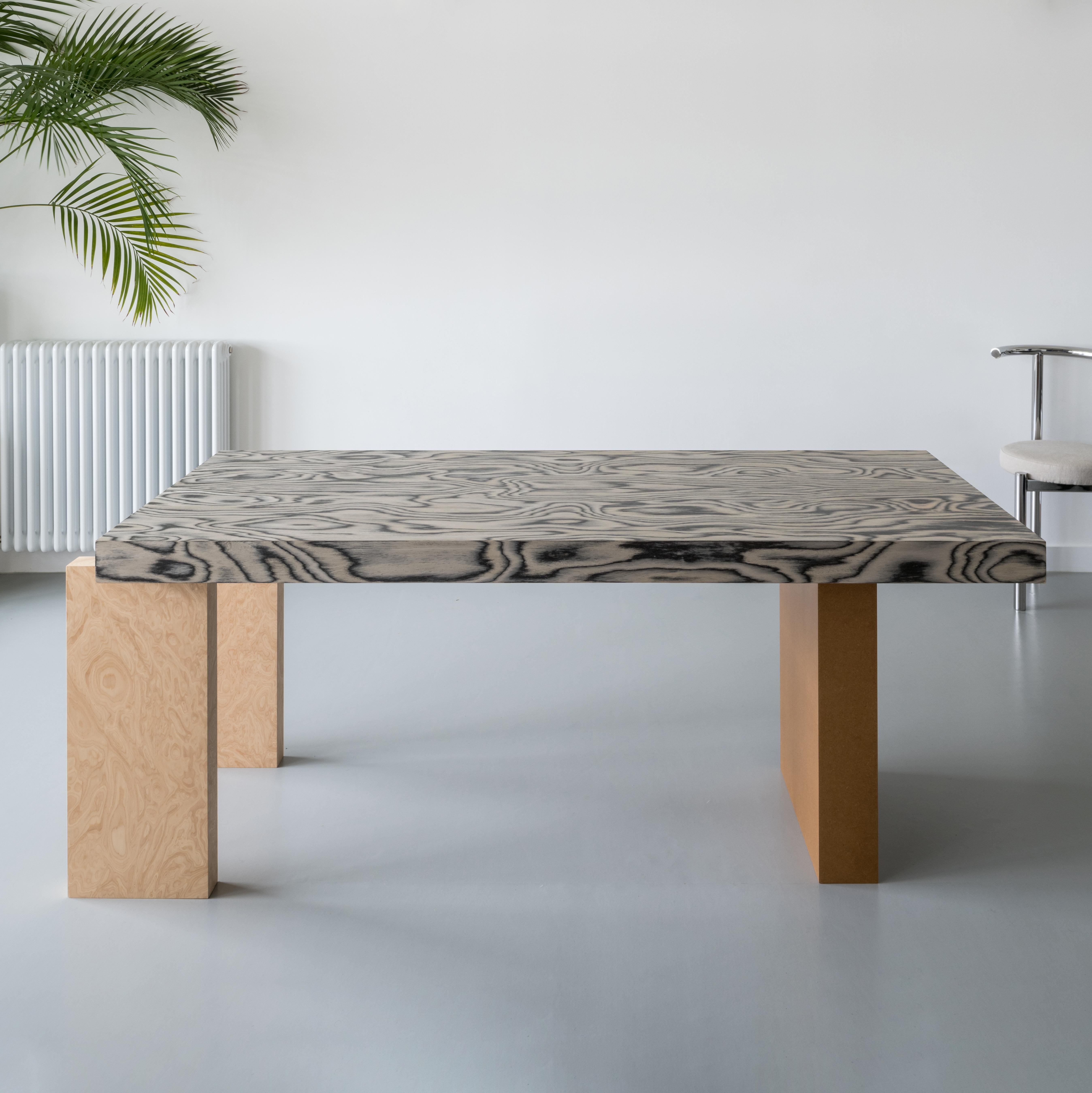 Esta impresionante mesa es un diseño original de Studio James Stickley. 

Esta mesa de comedor de influencia posmoderna pero contemporánea es a la vez atrevida y única. Una pieza perfecta para cualquier interior. La pieza también funciona muy bien