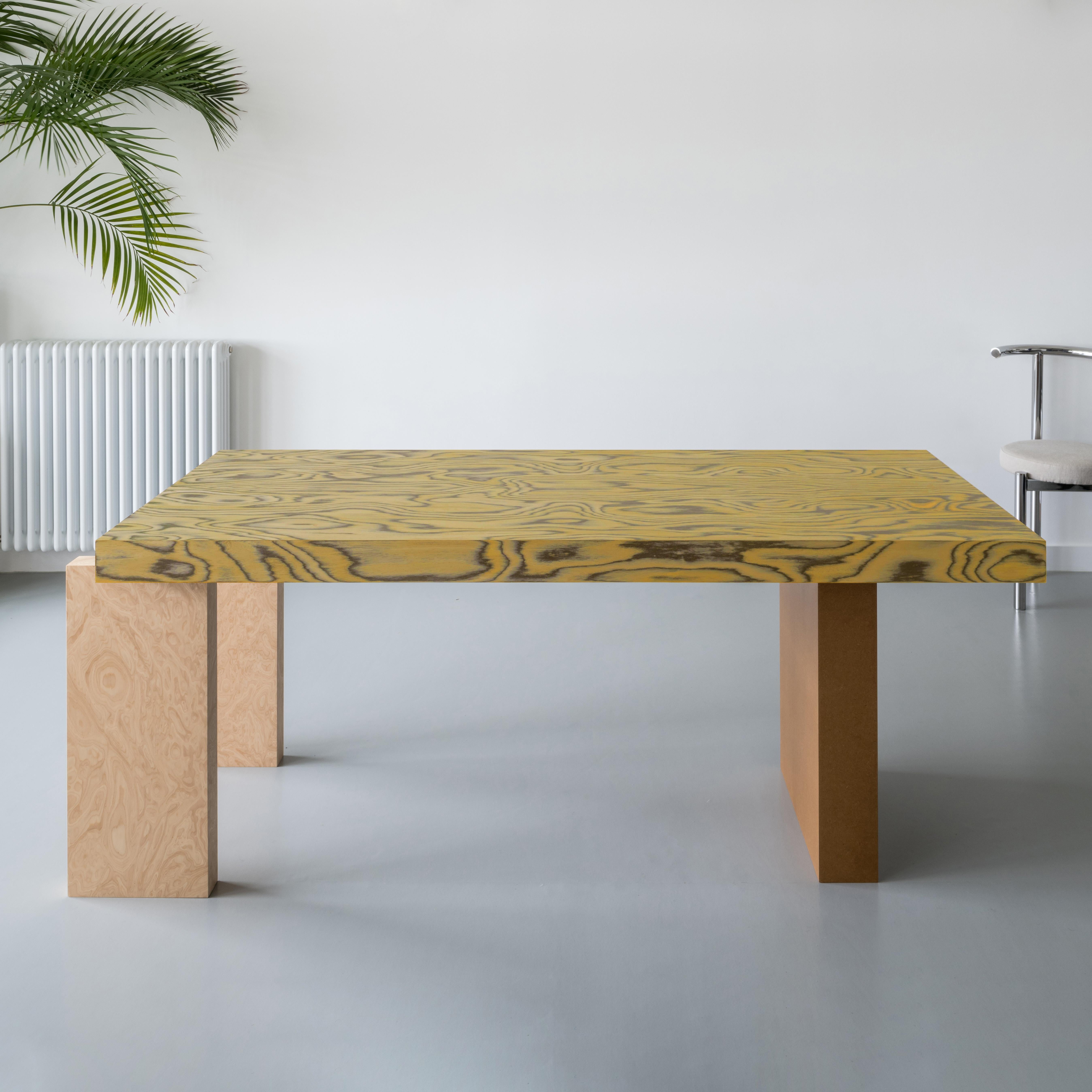 Cette superbe table est une création originale du Studio James Stickley. 

Cette table de salle à manger d'influence post-moderne mais contemporaine est à la fois audacieuse et unique. Une pièce d'apparat parfaite pour tout intérieur. Cette pièce