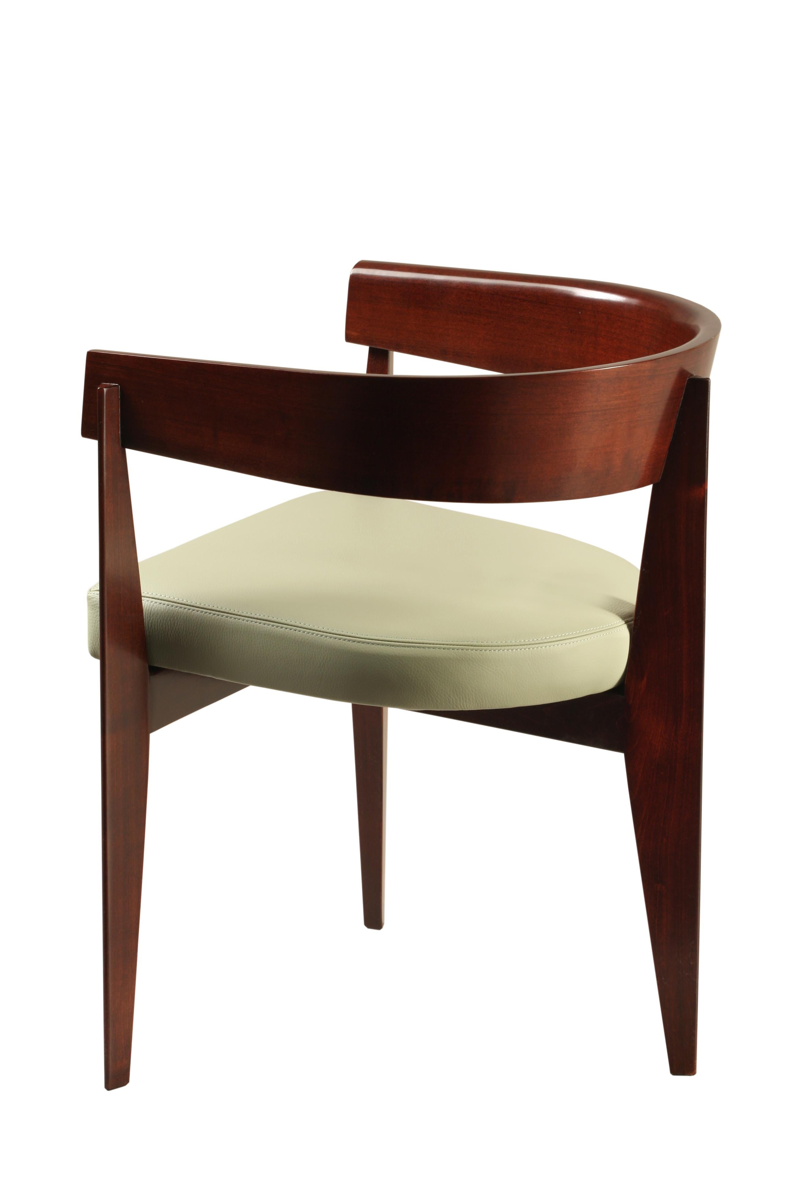 Ronson ist ein gepolsterter Sessel im Stil der Jahrhundertmitte, der aus massivem Eschenholz gefertigt ist. Die einteilige, geschwungene Rückenlehne wird von drei Beinen getragen. 
Gepolstertes, mit Leder oder Stoff bezogenes Kissen.
Anpassbar in