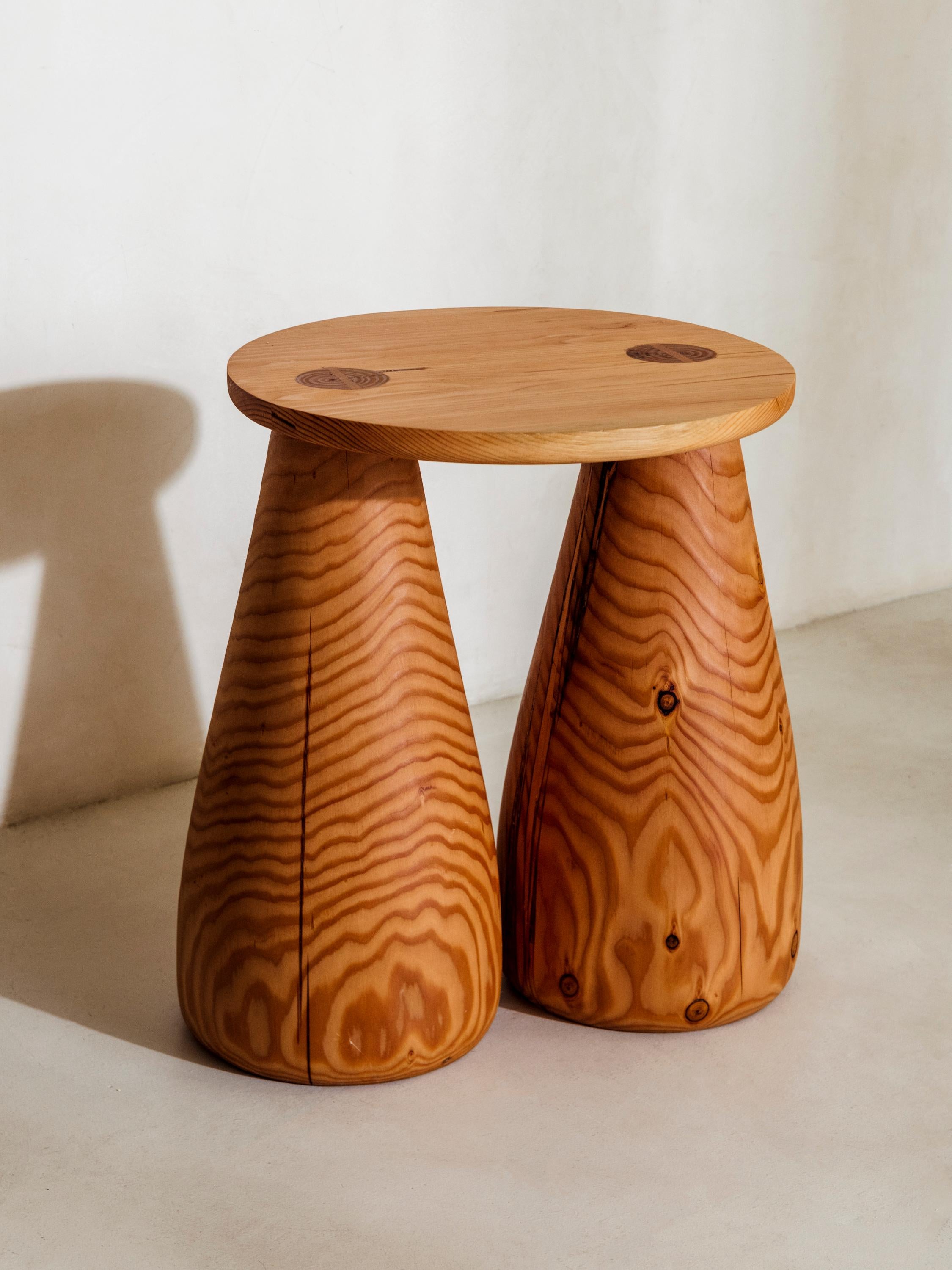 Contemporary Bell Beistelltisch aus Holz (Organische Moderne) im Angebot