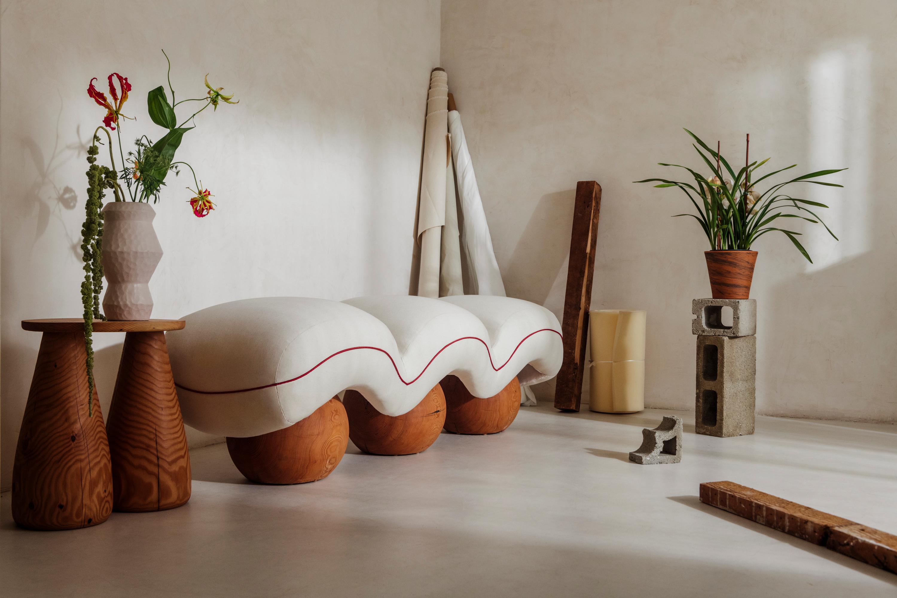 Contemporary Bell Beistelltisch aus Holz (Gedrechselt) im Angebot