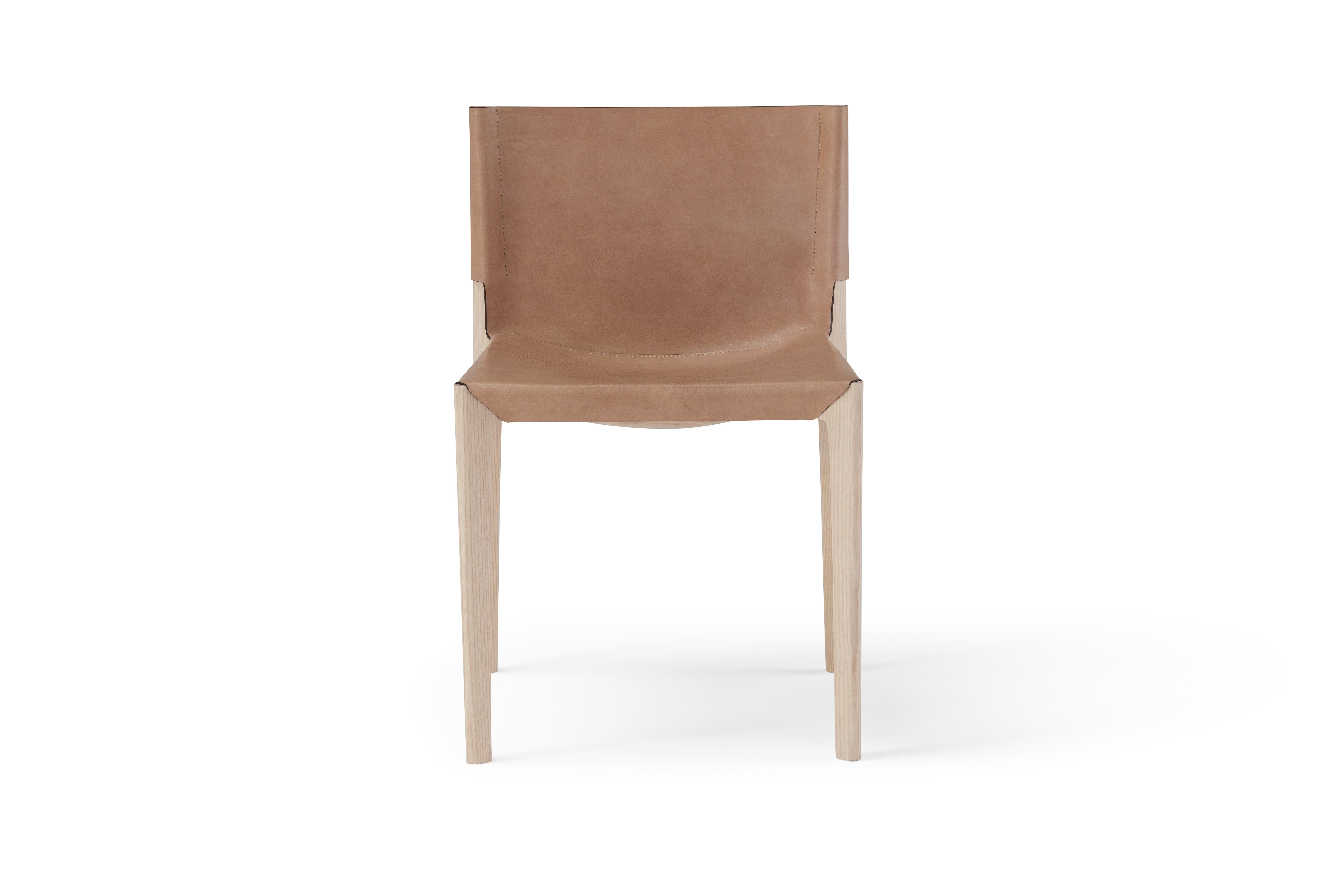 Holzstuhl 'Stelze', Cuoio & Holz
Designer Stefano Grassi

Höhe: 75 cm 
Breite: 49 cm
Tiefe: 49 cm 

STILT ist der Stuhl aus essentiellem Design und ausgewogenen Formen, die an Gelassenheit und heimische Wärme erinnern. Seine Struktur aus Massivholz