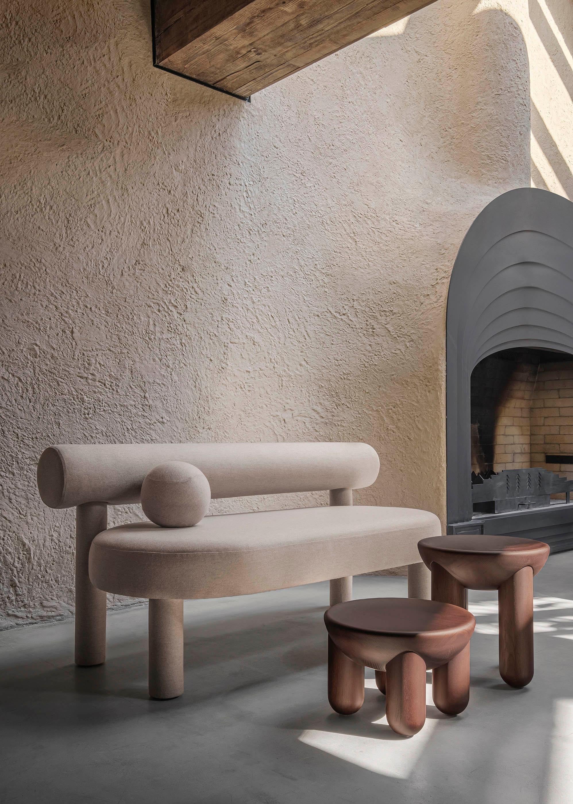 Contemporary Couchtisch oder Beistelltisch aus Holz 'Freyja 1' von NOOM, Esche braun gebeizt (Ukrainisch) im Angebot