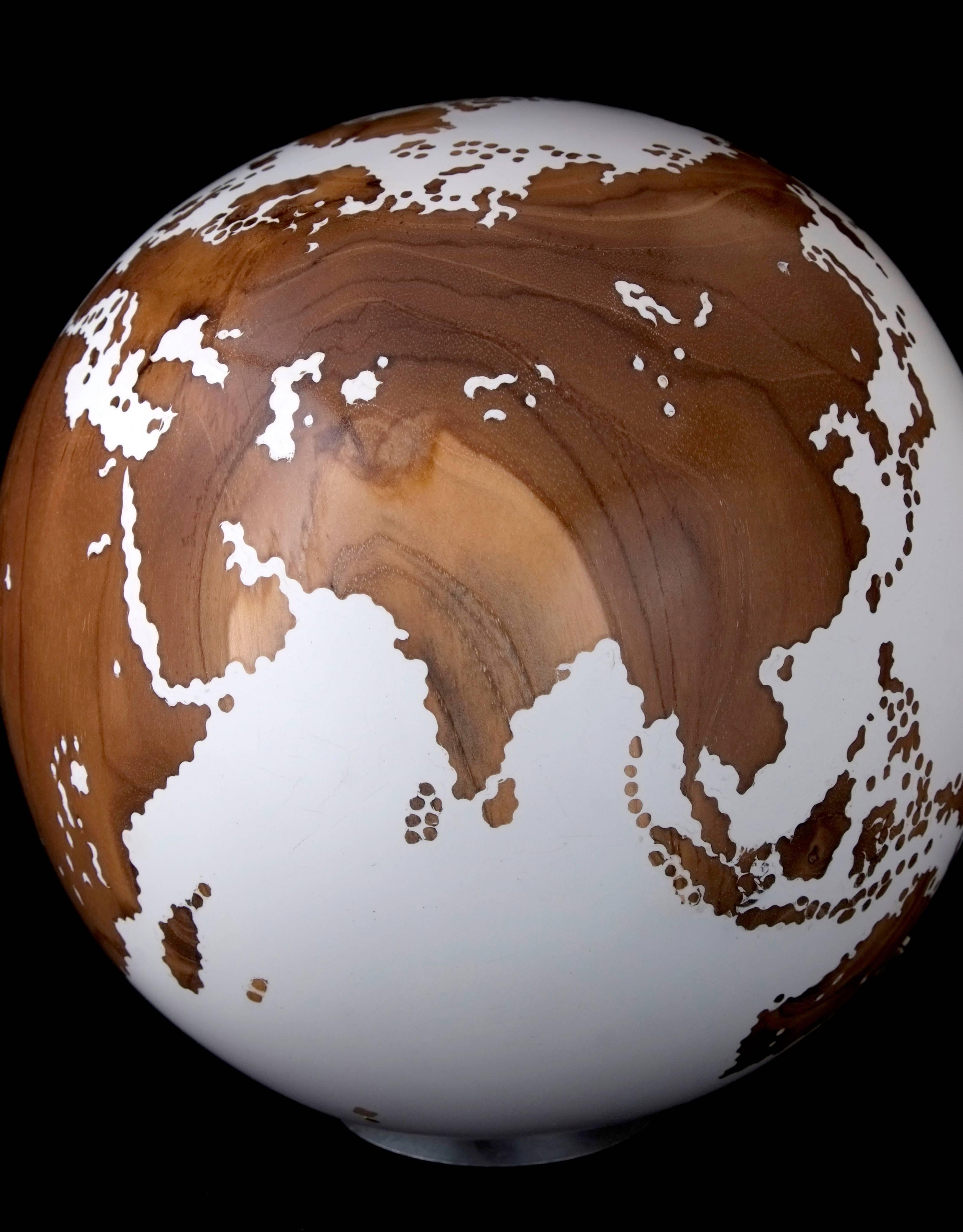 Contemporary Wooden Globe from Teak Root with Acrylic White Resin Finish, 20cm In Excellent Condition In Saint-Ouen, FR