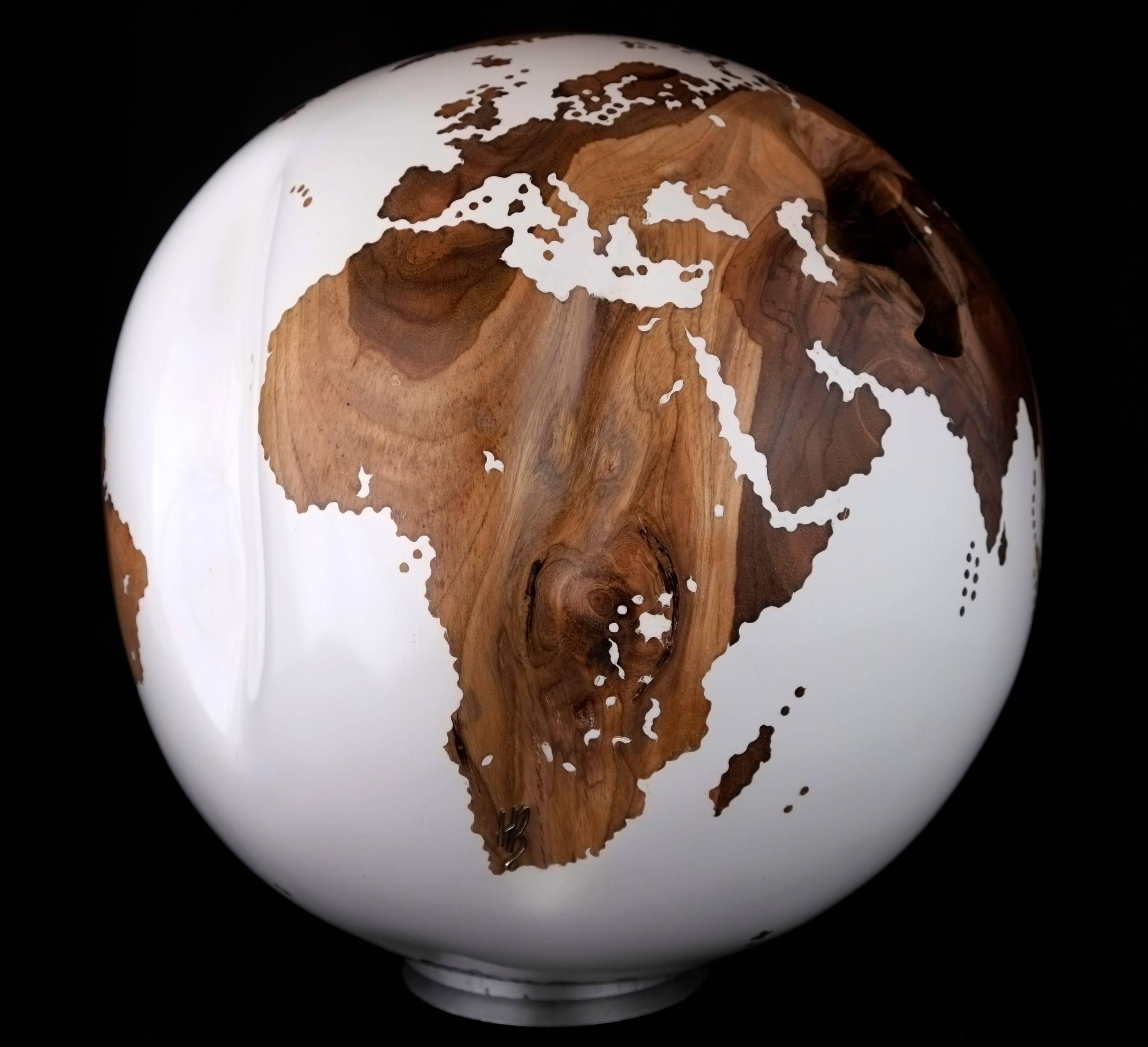 Stunning small wooden globe made of reclaimed teak root in acrylic white resin finishing.

Dimension: 7.87 In / 20 cm
Materials: Reclaimed teak root, acrylic white resin, mounted on aluminium bearing for easy rotation, signed and