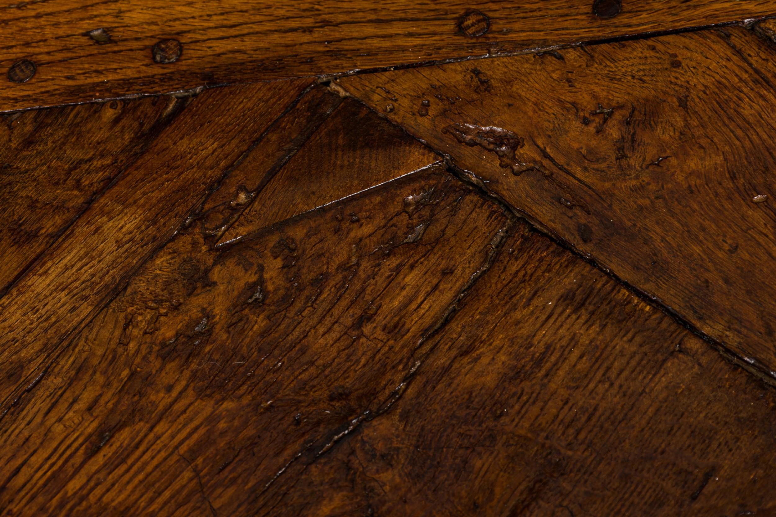 Tavolino da caffè contemporaneo in legno con pavimento in parquet in vendita 2