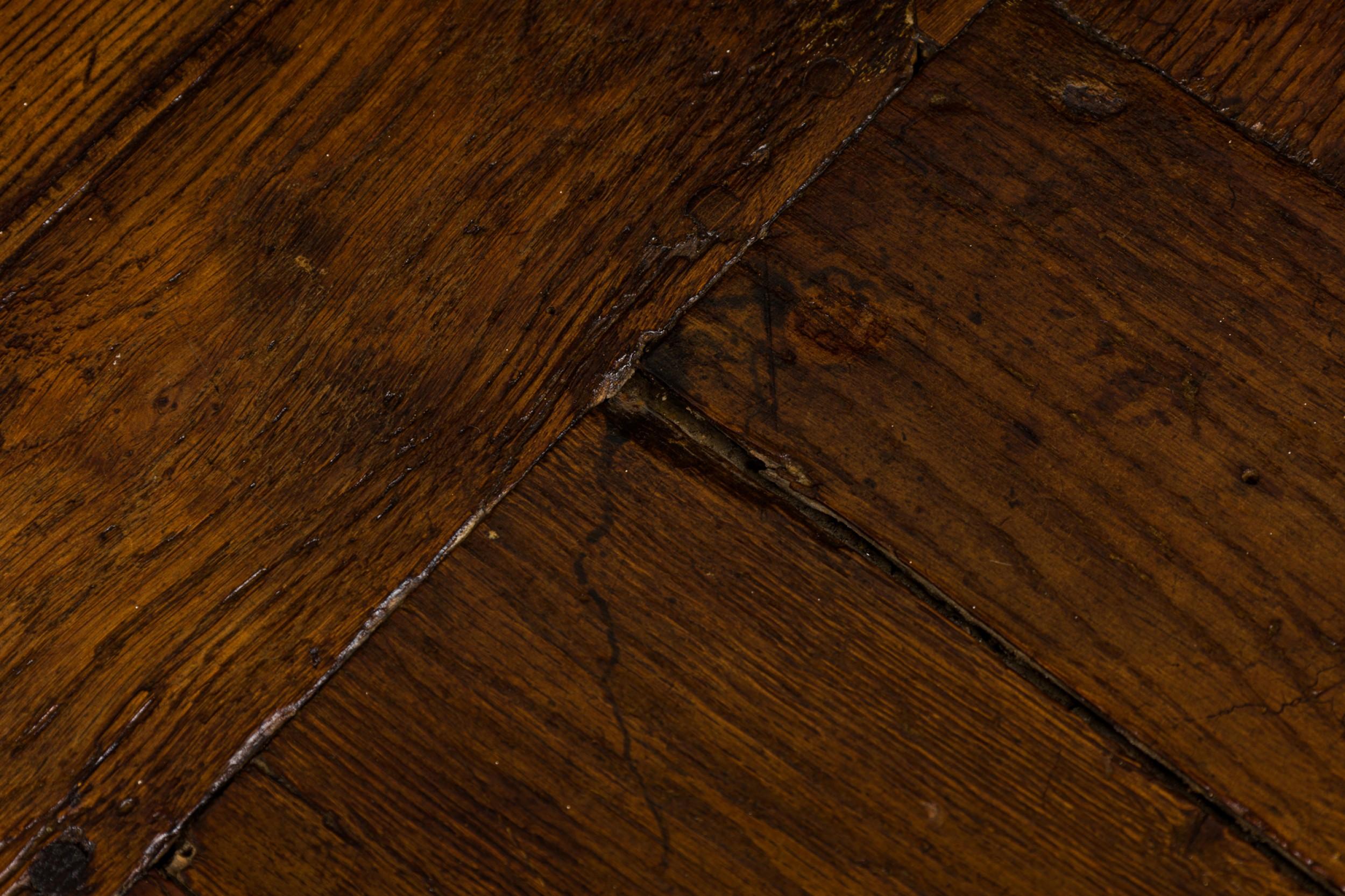 Tavolino da caffè contemporaneo in legno con pavimento in parquet in vendita 3